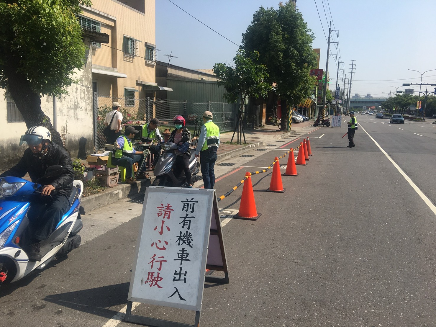 環保局針對機車排氣進行檢測.jpg