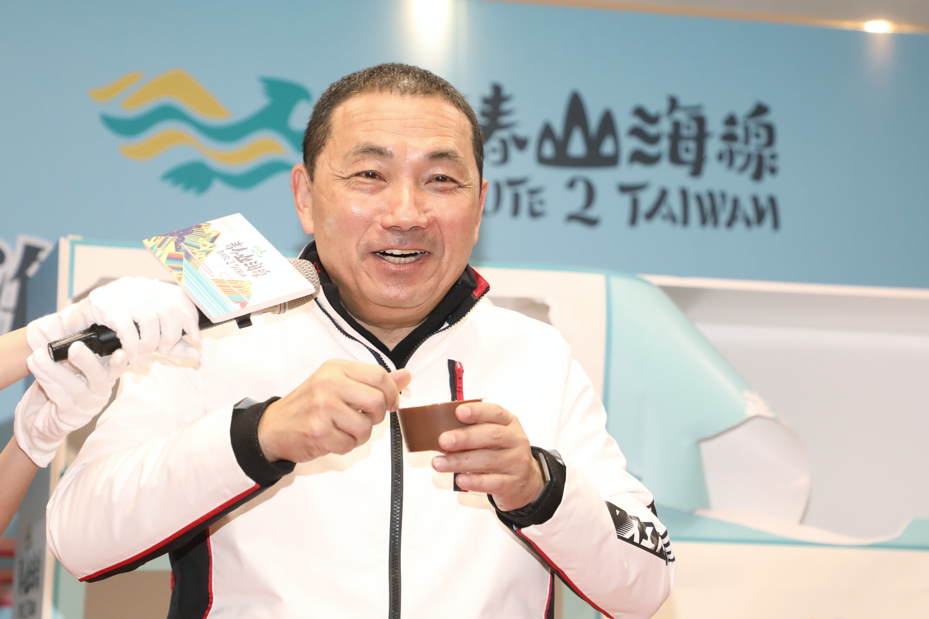 青春山海線成果發表暨創新商品上架通路記者會，侯友宜市長現場品嘗地方特色美食。