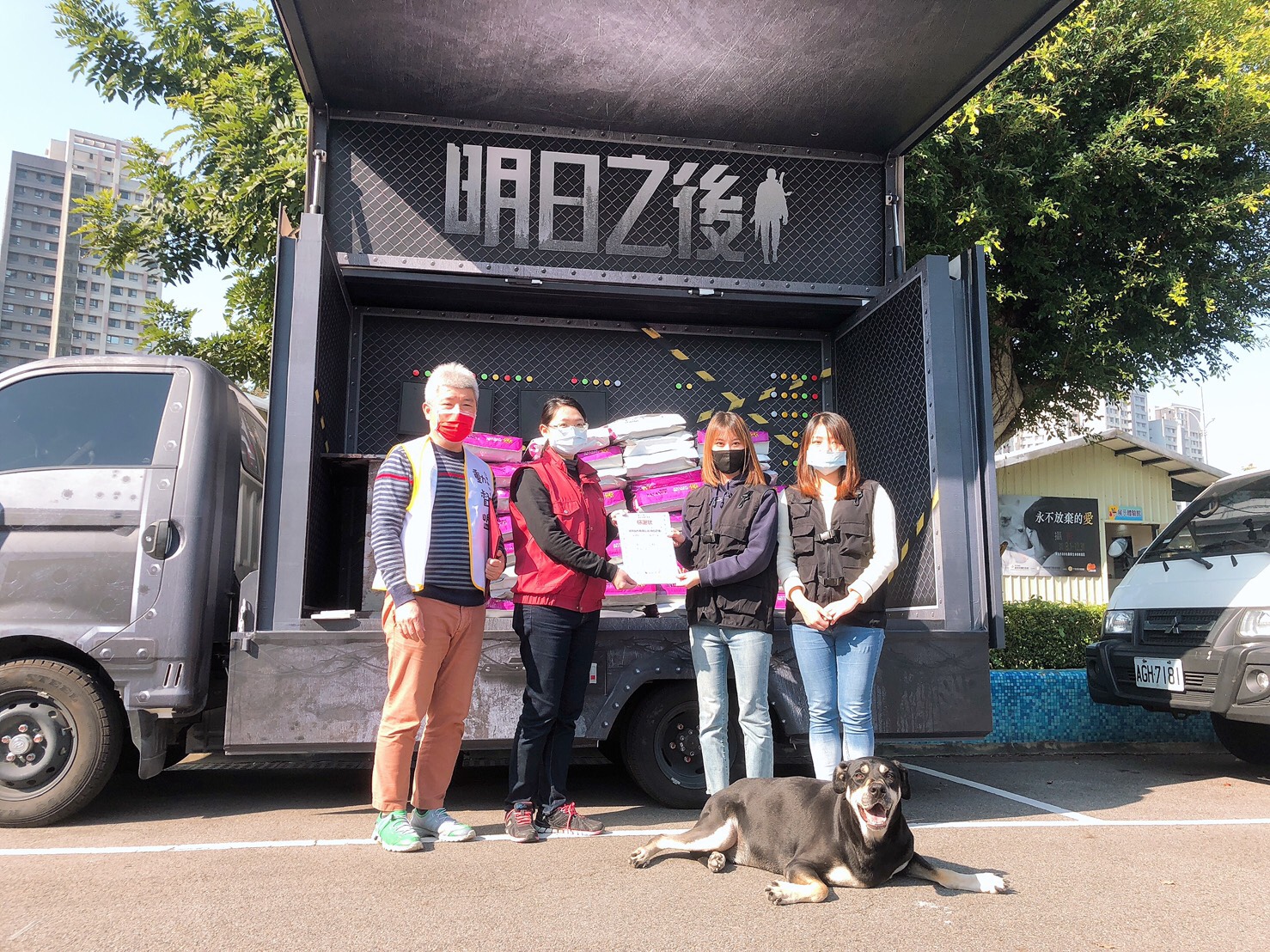 動物之家駐區黃亭瑄獸醫致贈感謝狀給龍邑公司代表