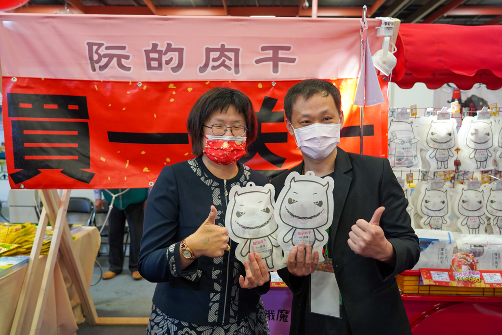 何怡明局長親赴所有參展攤位給予業者慰問打氣，並購買新北年節伴手禮致贈親友