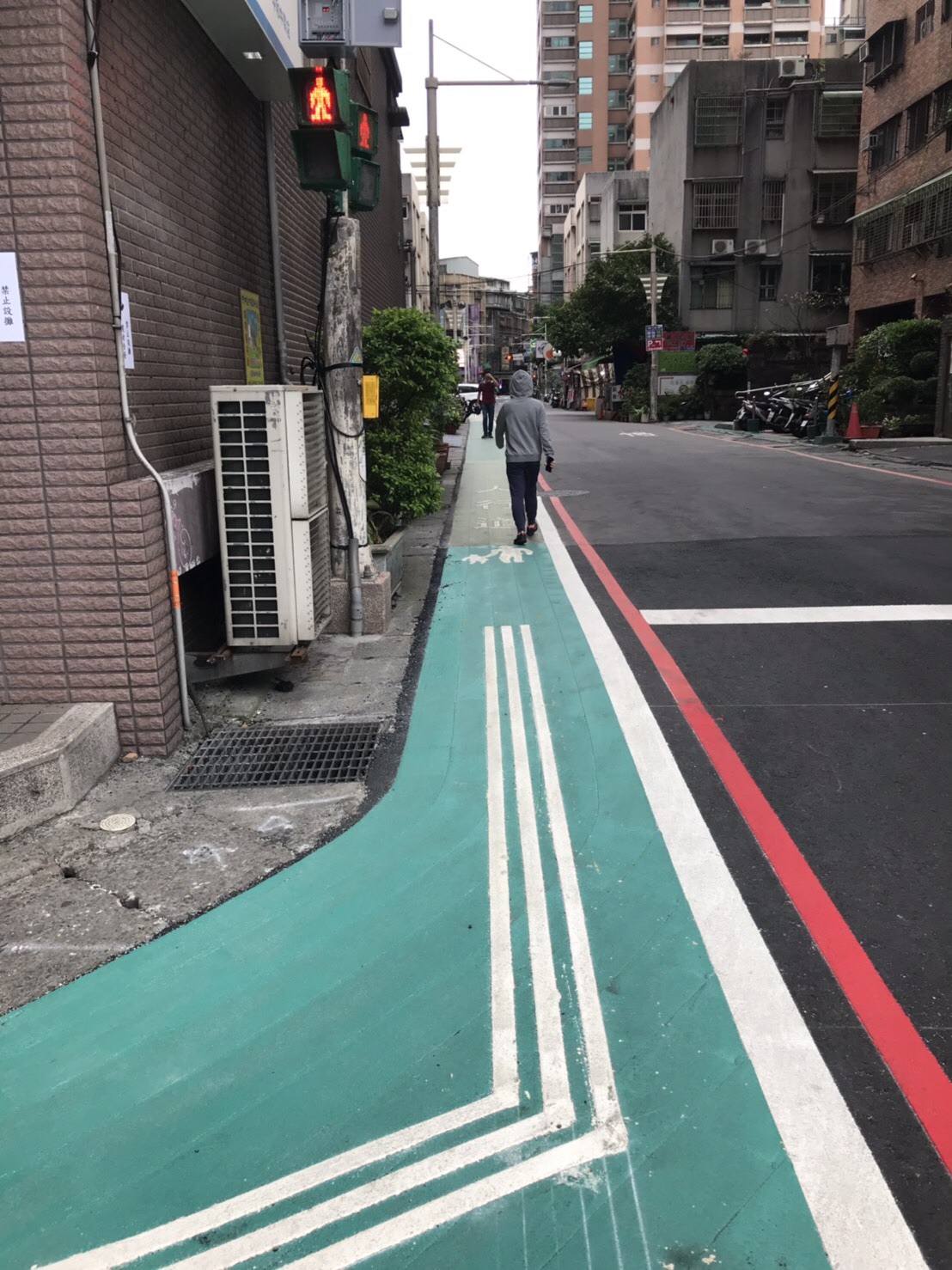 標線型人行道加上導盲導引線