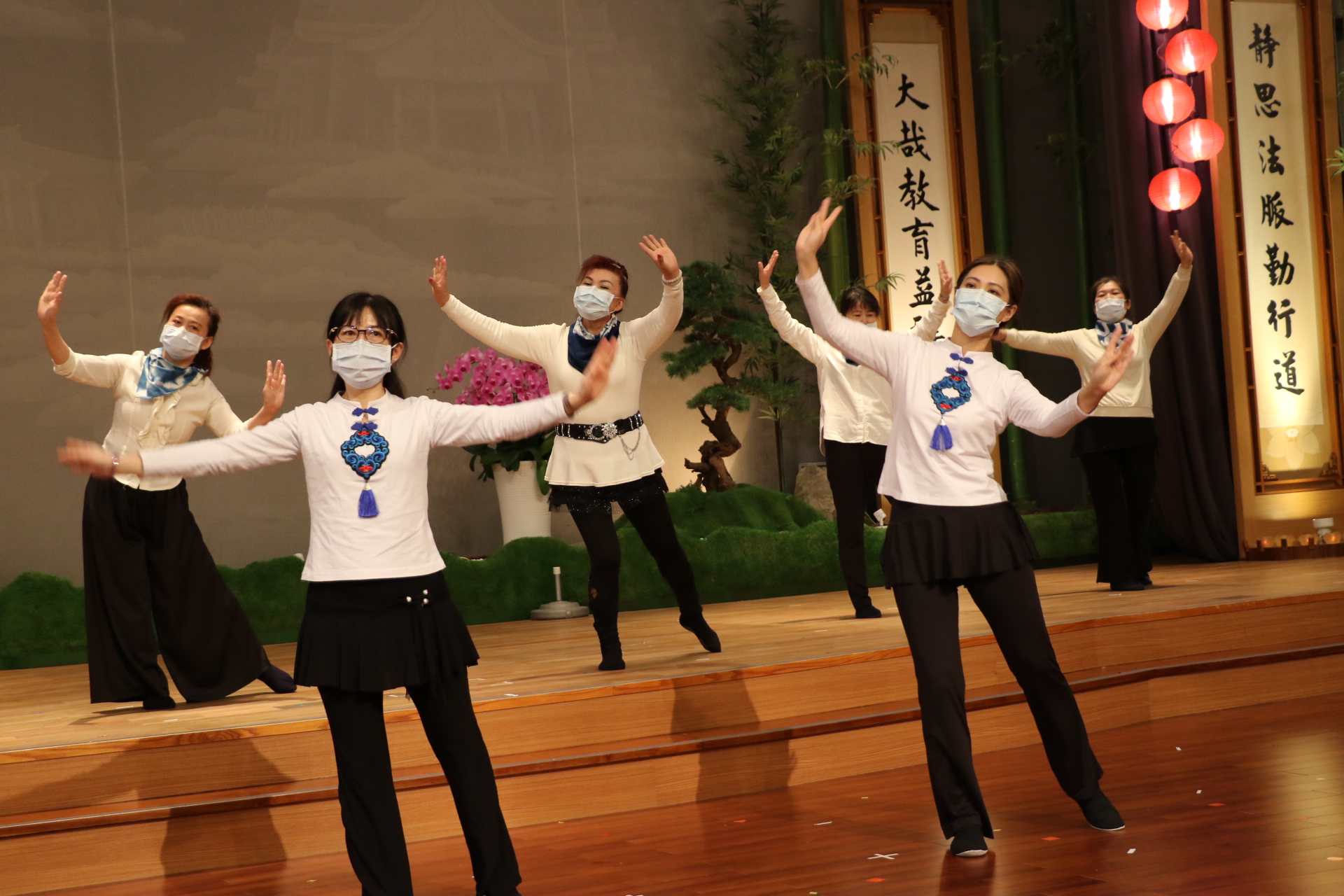 慈濟志工在歲末祝福中表演