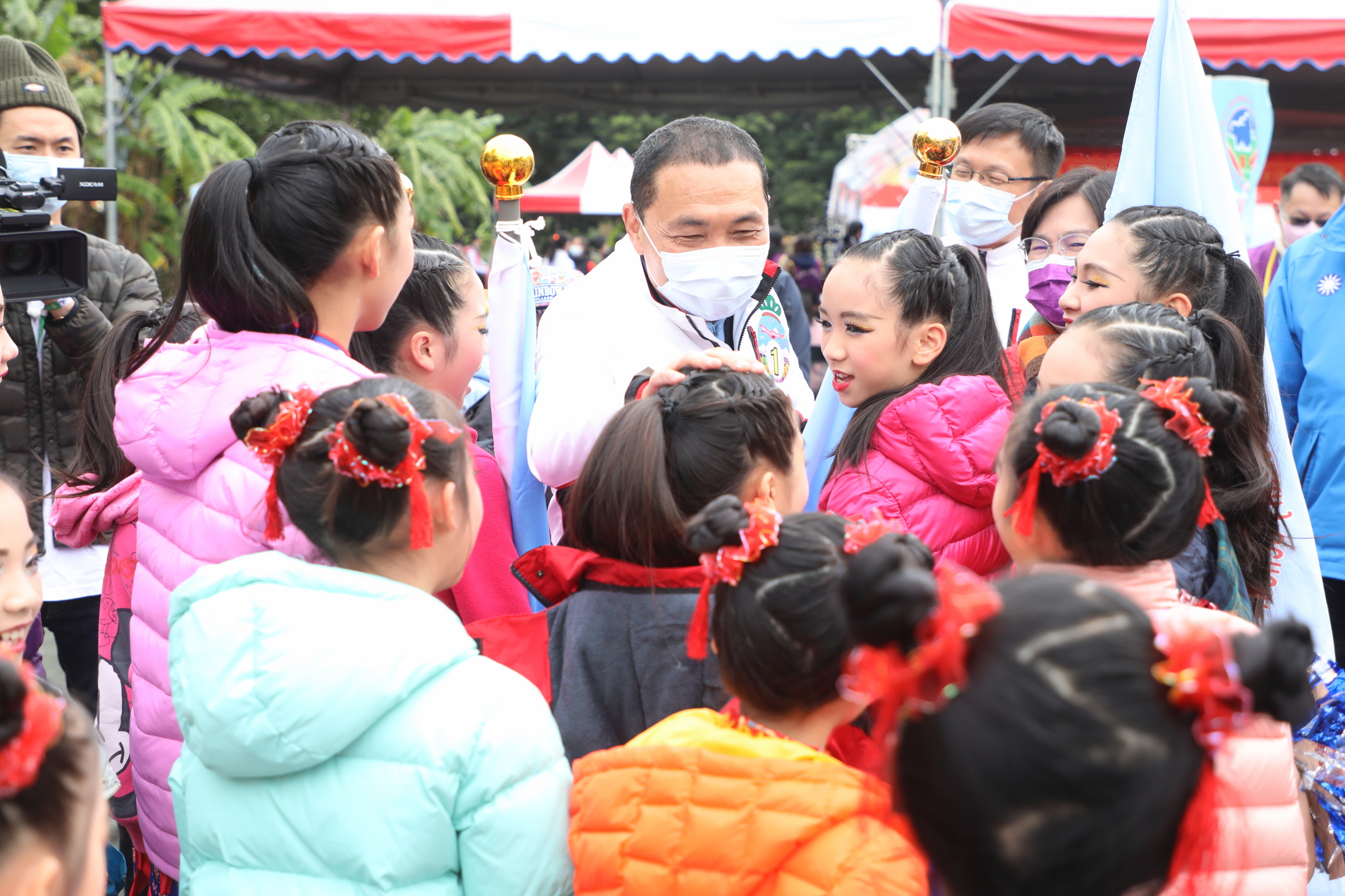 侯友宜市長出席主持新北市昌平國小「昌平城堡多功能樂活館」興建工程動土奠基典禮，受到學生熱情歡迎。