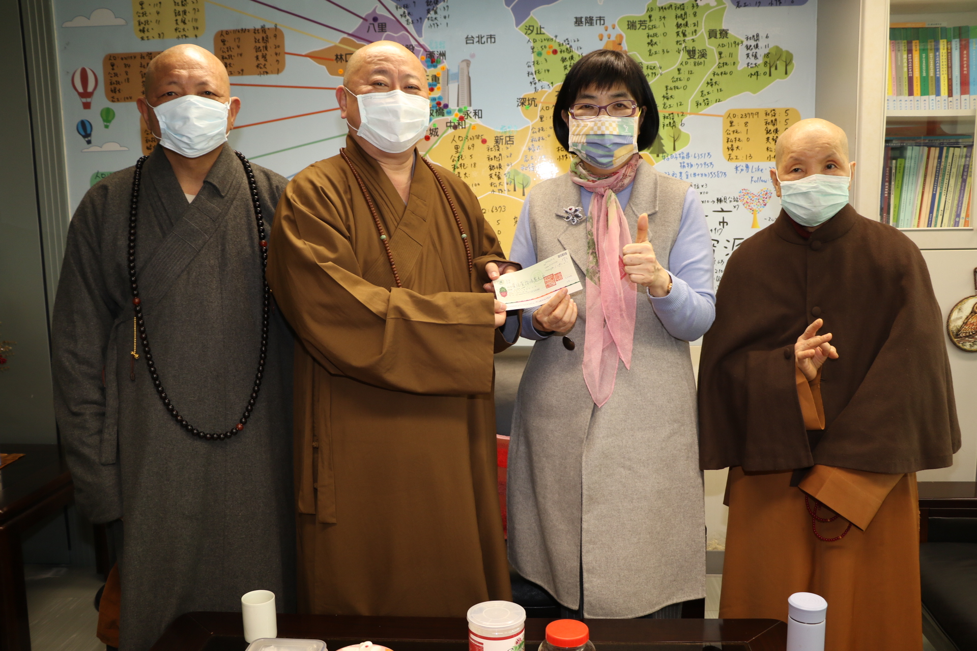 新北市佛教會理事長釋如乘（左2）代表捐贈115萬元善款  由張錦麗局長代表受贈   左1為理事釋惟悟  右1為監事釋悟進