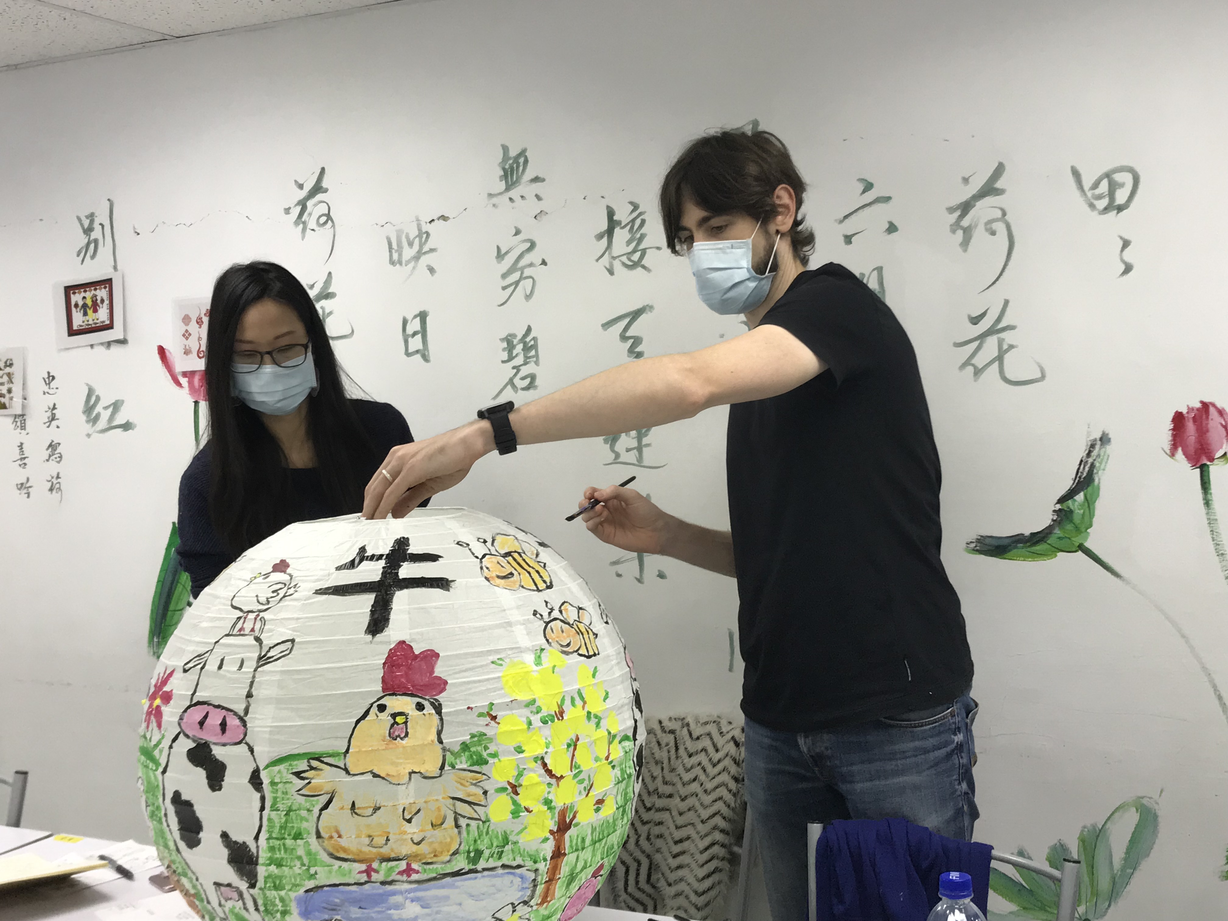 澳大利亞33歲田記禮先生，也偕同老婆參加板橋戶所場的活動，，因此特別描繪牛群在綠草畔津津有味地吃草畫面。