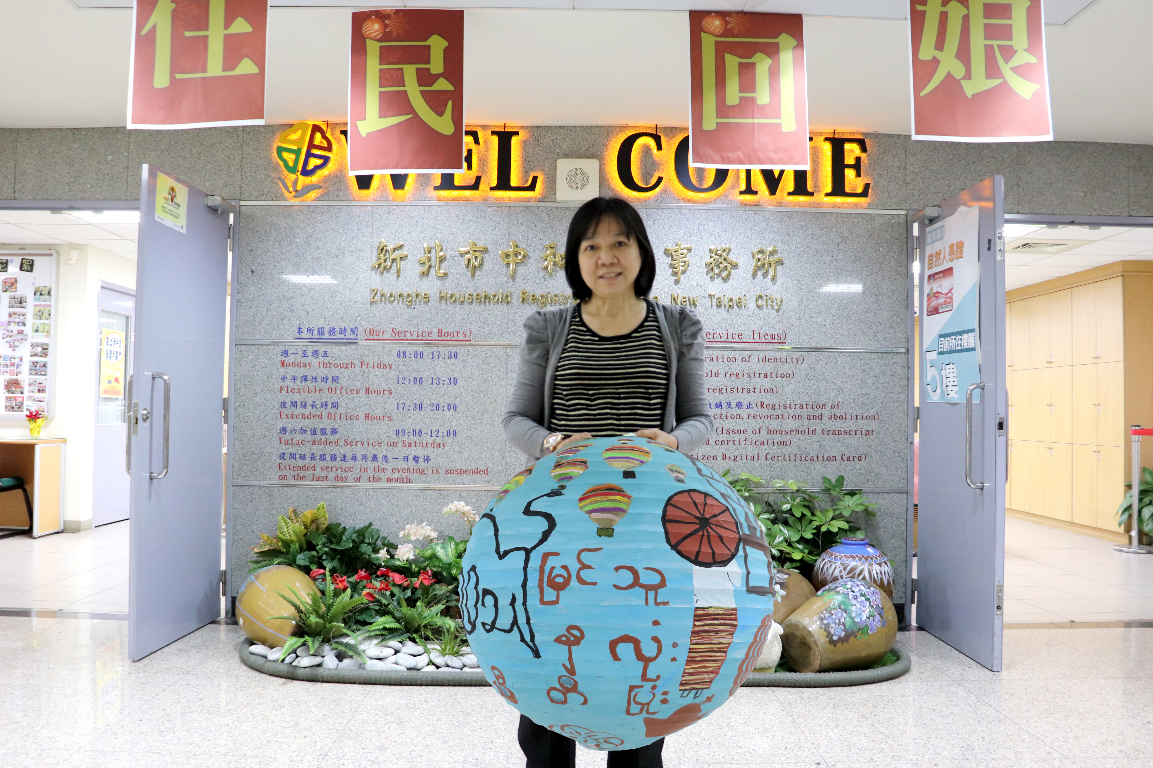 來自緬甸現住中和的新住民洪小梅，在燈籠上彩繪家鄉緬甸茵萊湖上的單腳漁夫。