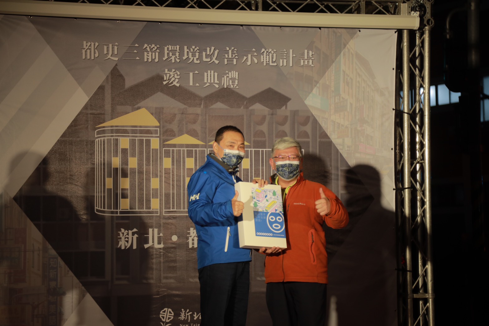 侯市長與住戶代表合影