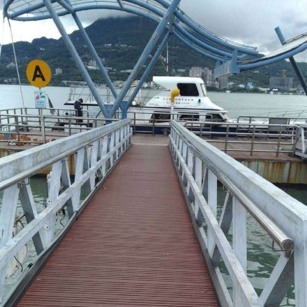 碼頭引橋增設扶手及踢腳