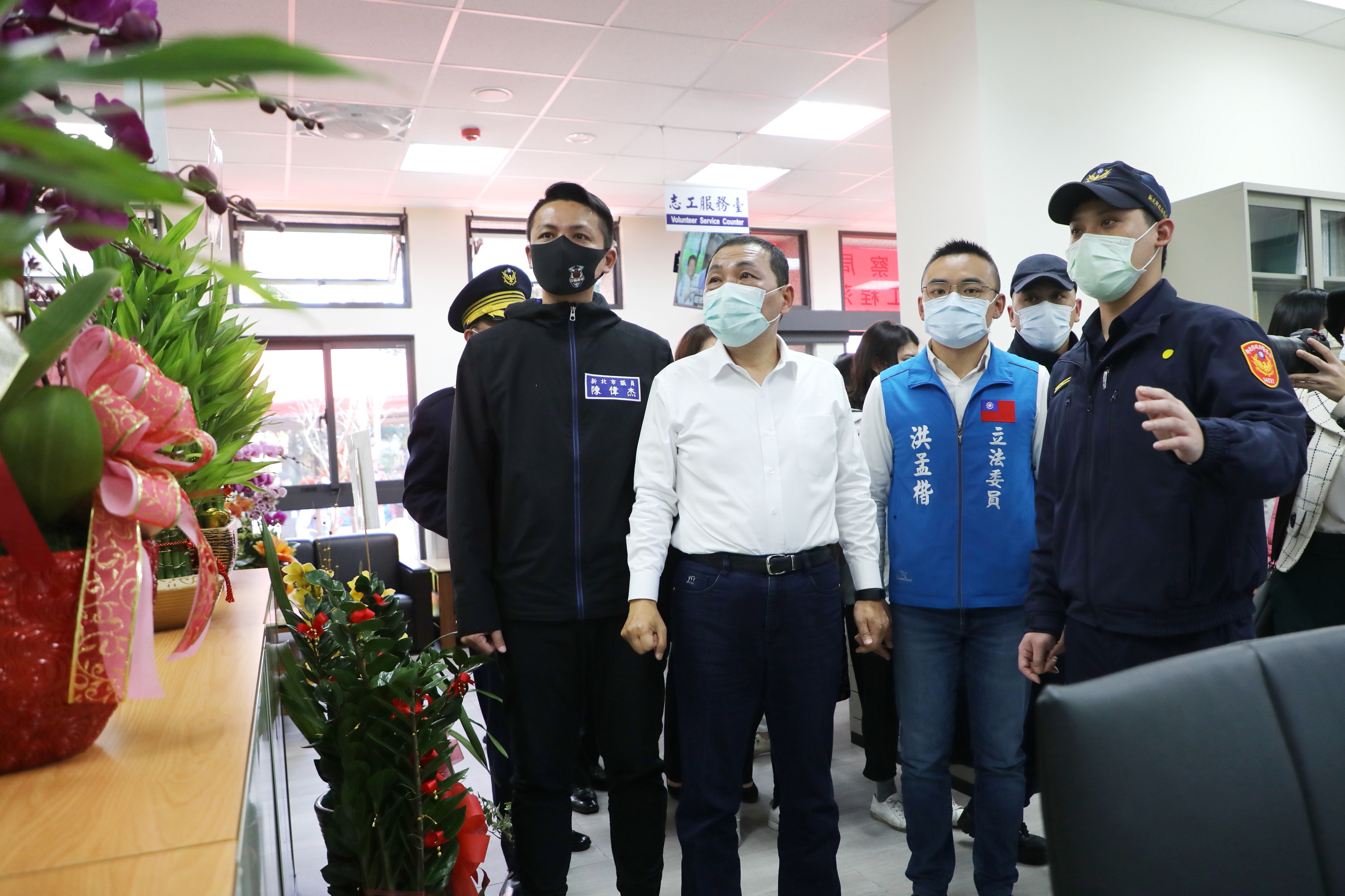 新北市政府警察局淡水分局三芝分駐所新建工程落成啟用，侯友宜市長參觀派出所設施。