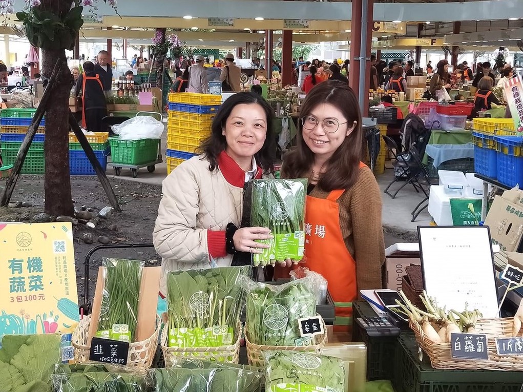 青農高曉涵於希望廣場販售自家栽種有機蔬菜