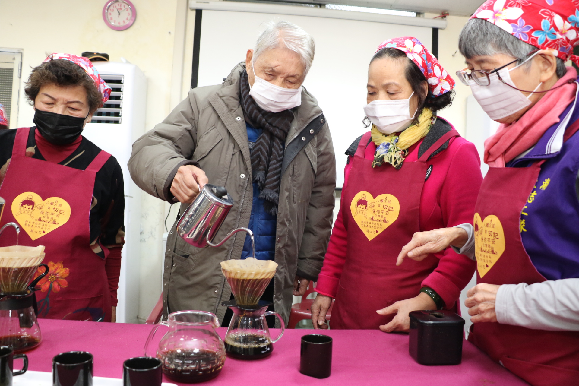 92歲的高鎮波早年投身軍旅  現在大湖社區泡咖啡  充當高年級實習生  右1為太太溫芙蓉-