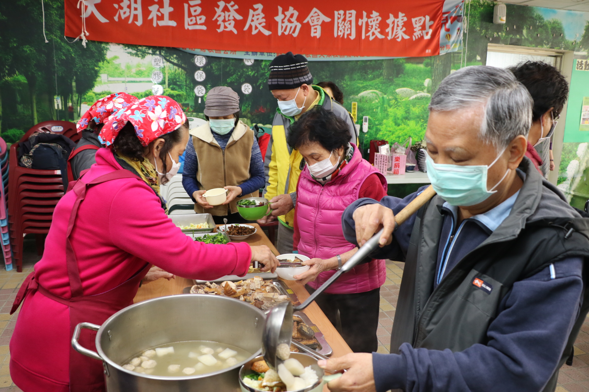 大湖社區每周一三五小共餐  長輩各自取餐分食