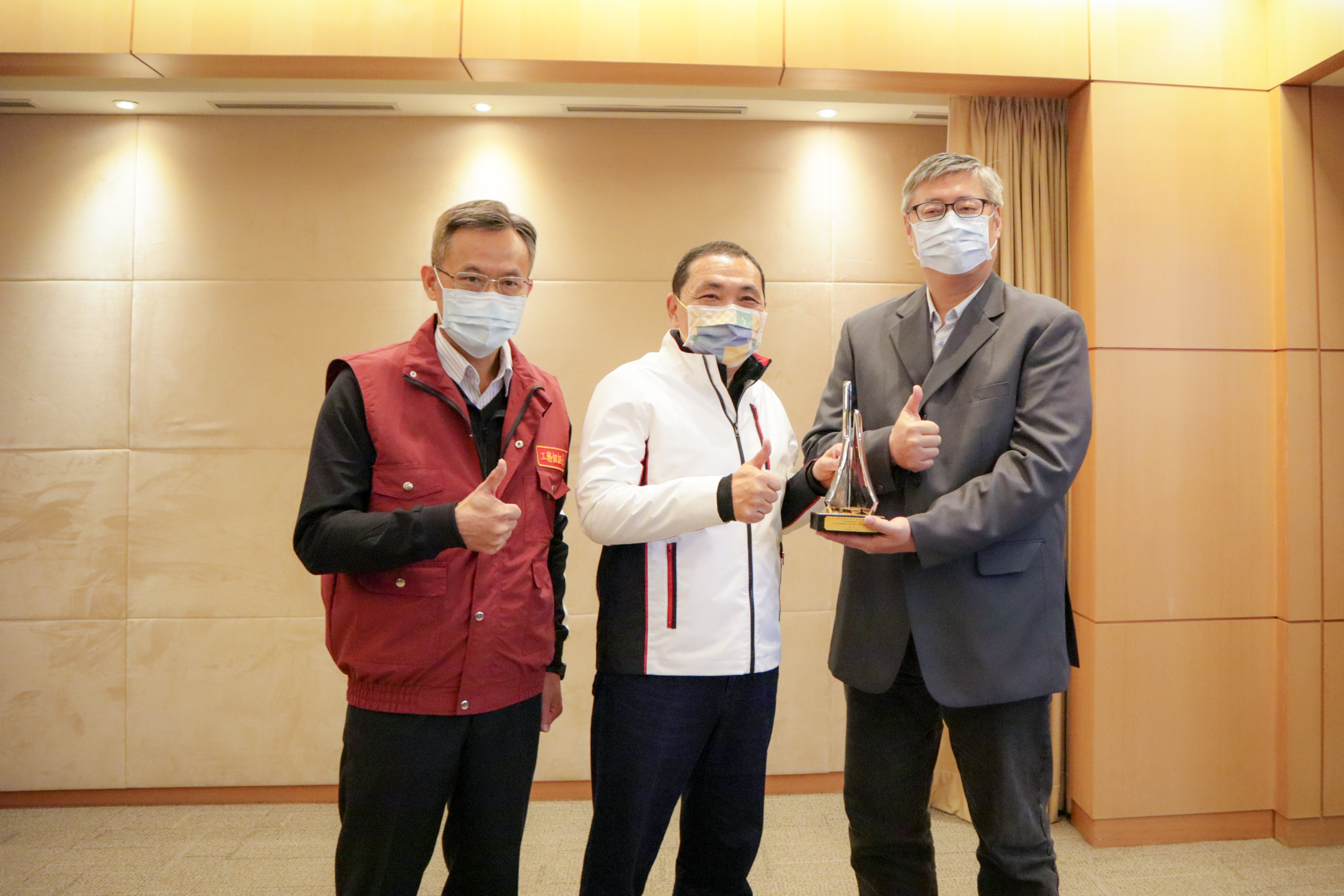 新工處代辦的蘆洲分局辦公廳舍暨三民派出所工程，施工時採用靜壓式鋼板樁施工，減少施工噪音及環境衝擊，榮獲第20屆公共工程金質獎「建築類佳作」殊榮。