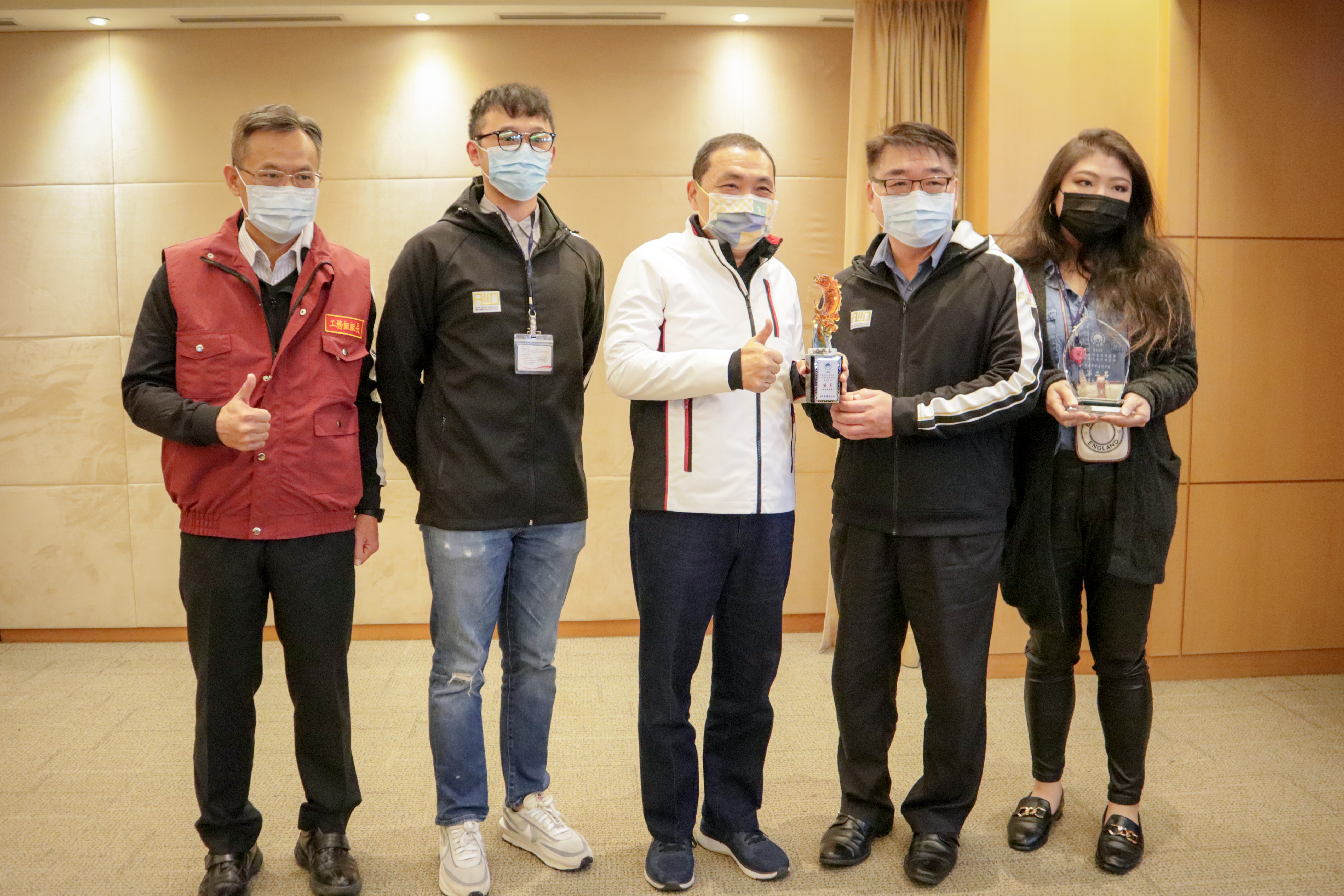 養工處連續3年榮獲由內政部營建署辦理的「109年度各縣市道路養護管理暨人行環境無障礙考評」區塊考評優等，由養工處長馮兆麟(右二)代表獻獎給市府。