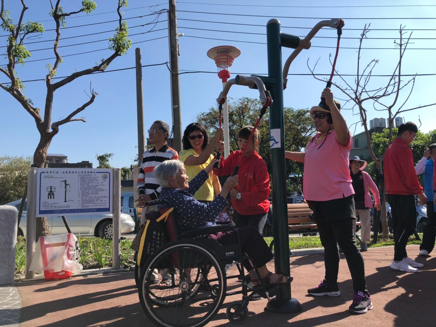 鹿角溪公園第三期以長青族為主要服務對象，結合樂活、復建、挑戰、社交及休閒等面向作為公園設計內容發想，配置各種適合長者使用的體健設施與空間