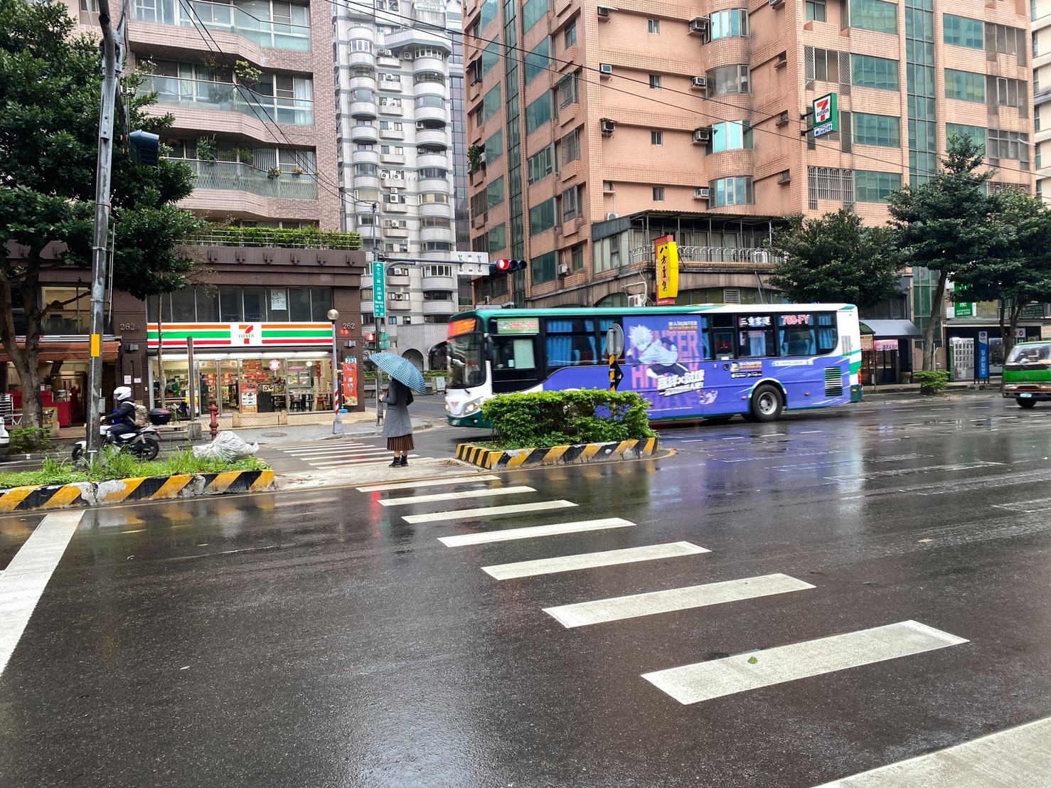 新北市交通局去(109)年度盤點路幅較寬闊及行人易肇事的路段，專案施作完成了10處「行人庇護島」。