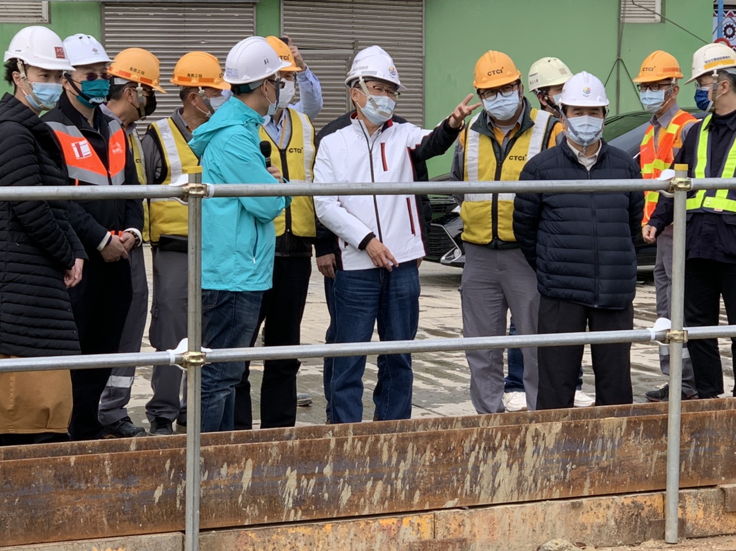 新北市副市長陳純敬今天下午視察新莊運動公園地下停車場工程進度