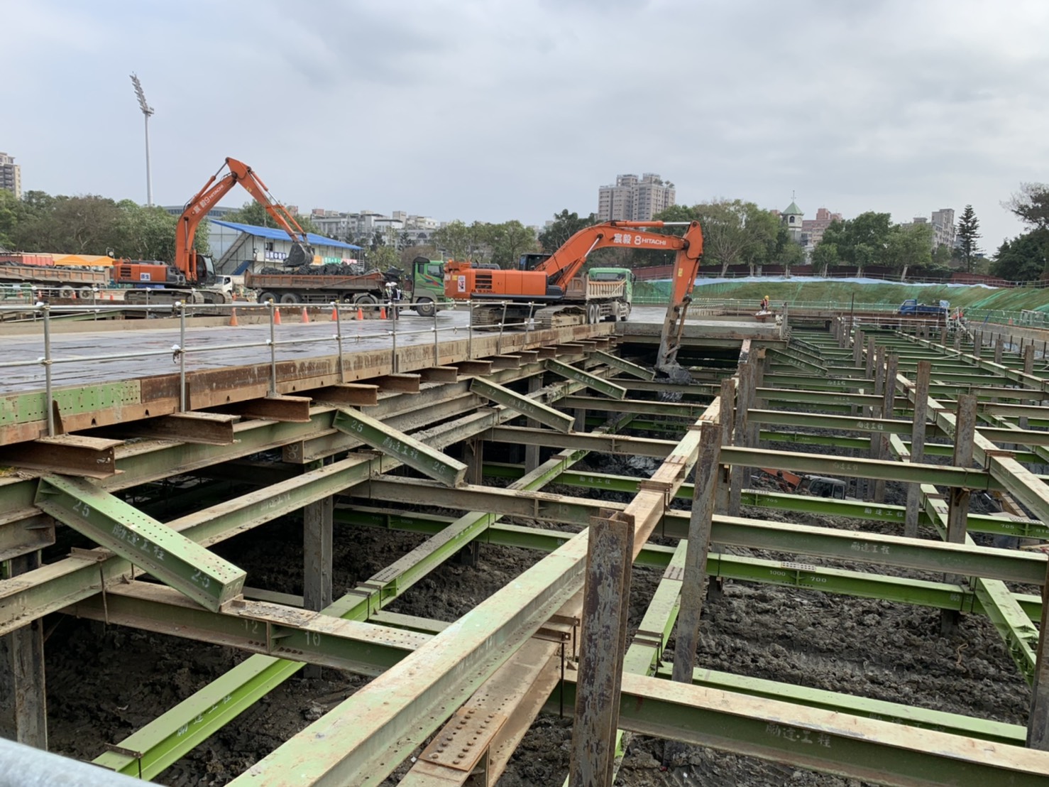 新莊運動公園地下停車場工程目前進行土方開挖作業，工程進度約達31%，力拚 111年6月完工