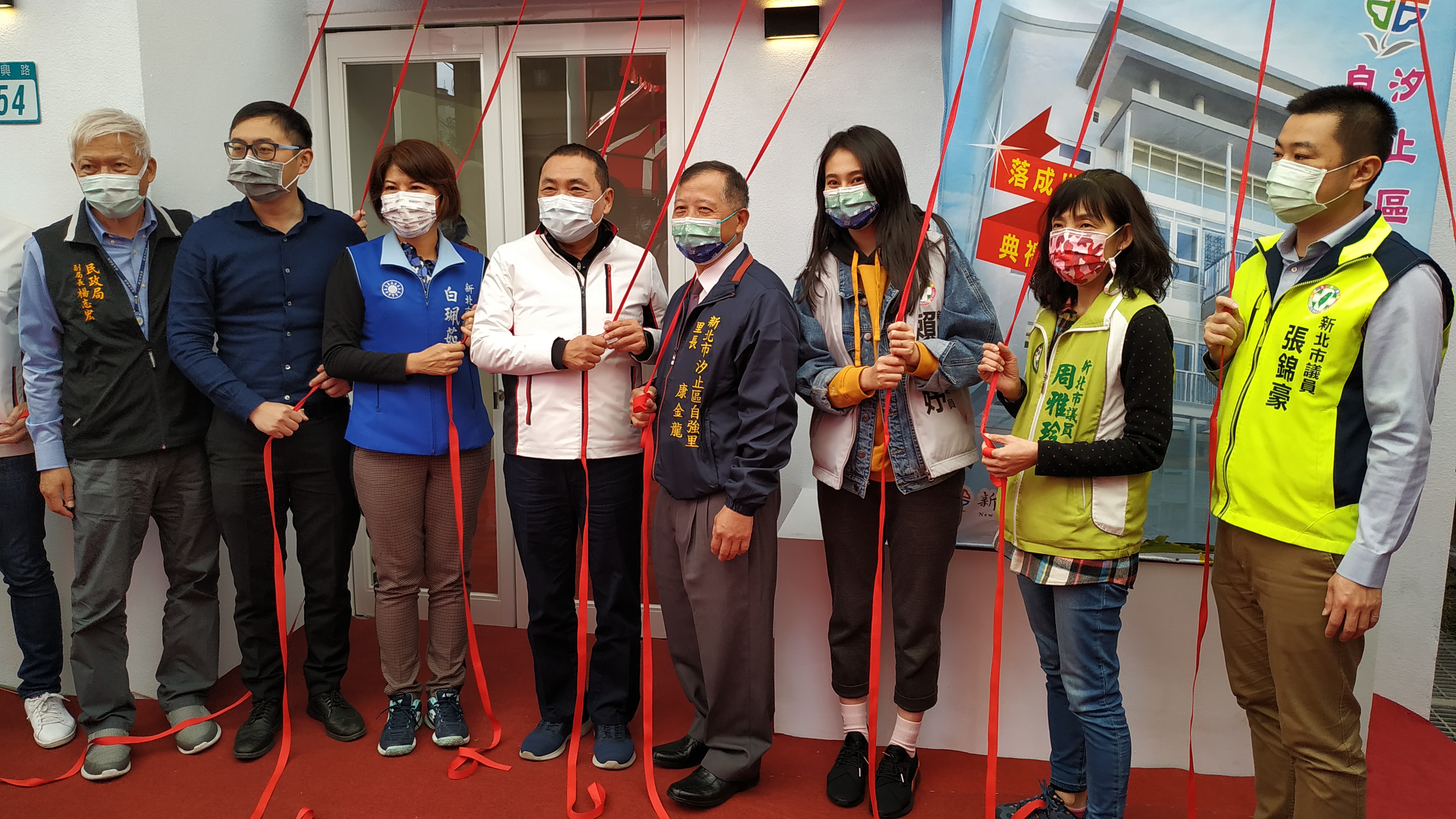 汐止自強市民活動中心今(30)日舉行啟用典禮，由市長侯友宜與在地民意代表共同揭牌。