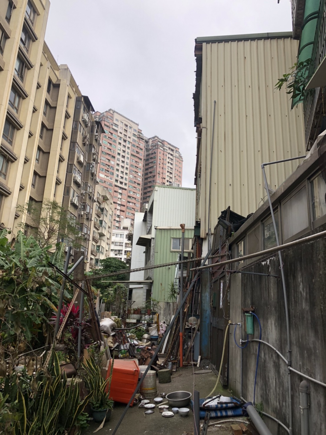 淡水移動城堡違建，由拆除大隊協助拆除完成