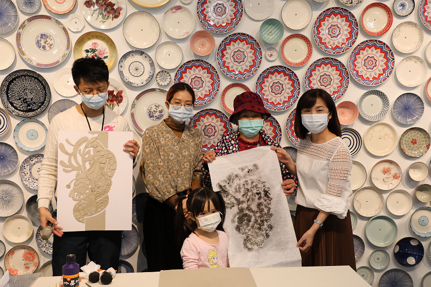 三鶯社區藝術共創成果展，新北文化局陳春美專委(右一)、藝術家劉書妤(左二)與策展人林書豪(左一)以及現場民眾持作品合影