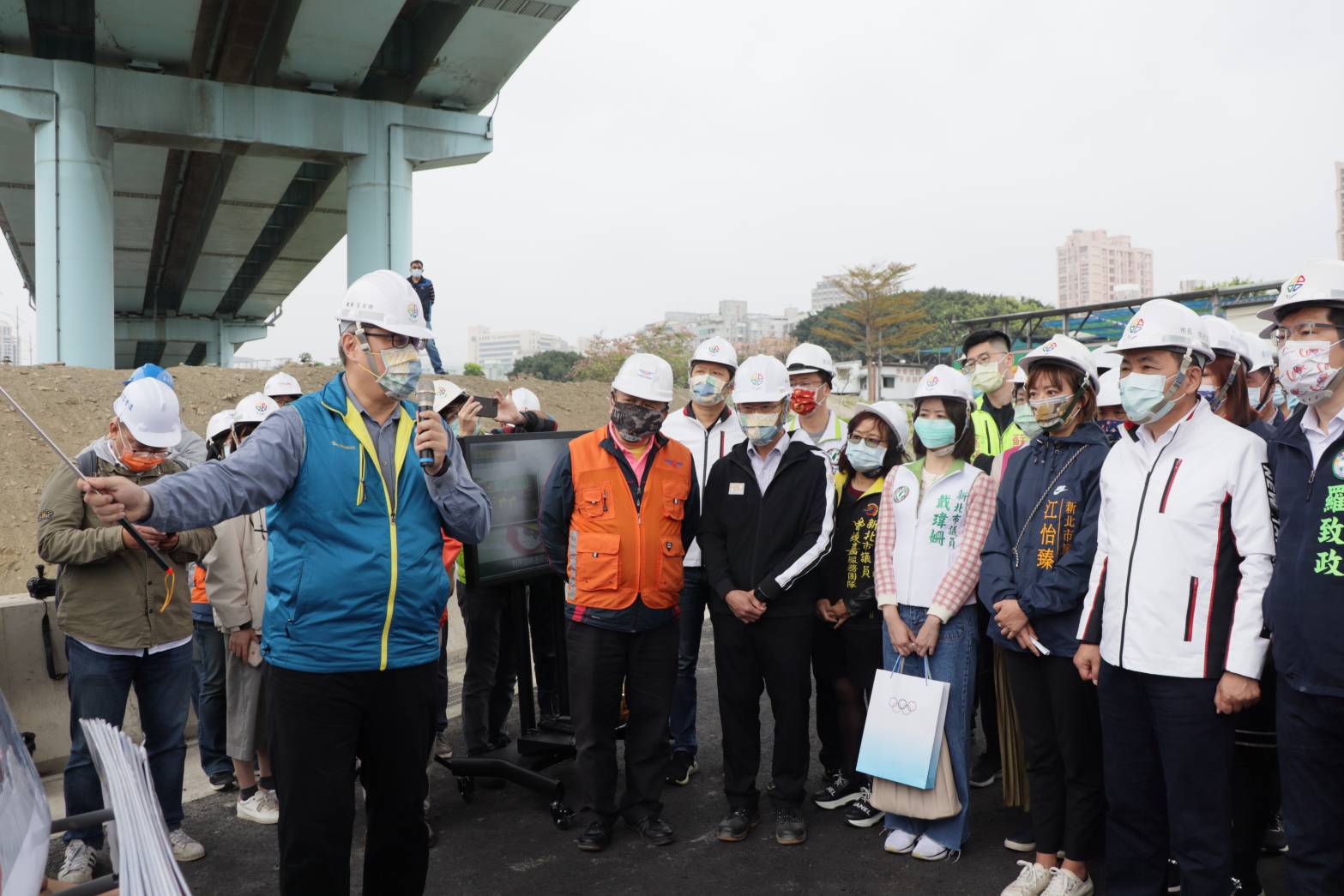 新北市長侯友宜（右）視察「板橋浮洲橋下橋市區道路動線優化工程」，新工處長王益翔（左）向市長及地方民意代表說明本工程規畫方案。