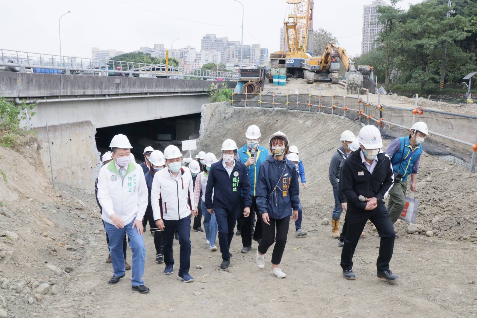 農歷新年在即，新北市長侯友宜視察市府因應浮洲地區人口增加迅速，而施作的板橋浮洲橋下橋市區道路動線優化工程，了解工程進度並慰勉施工團隊。