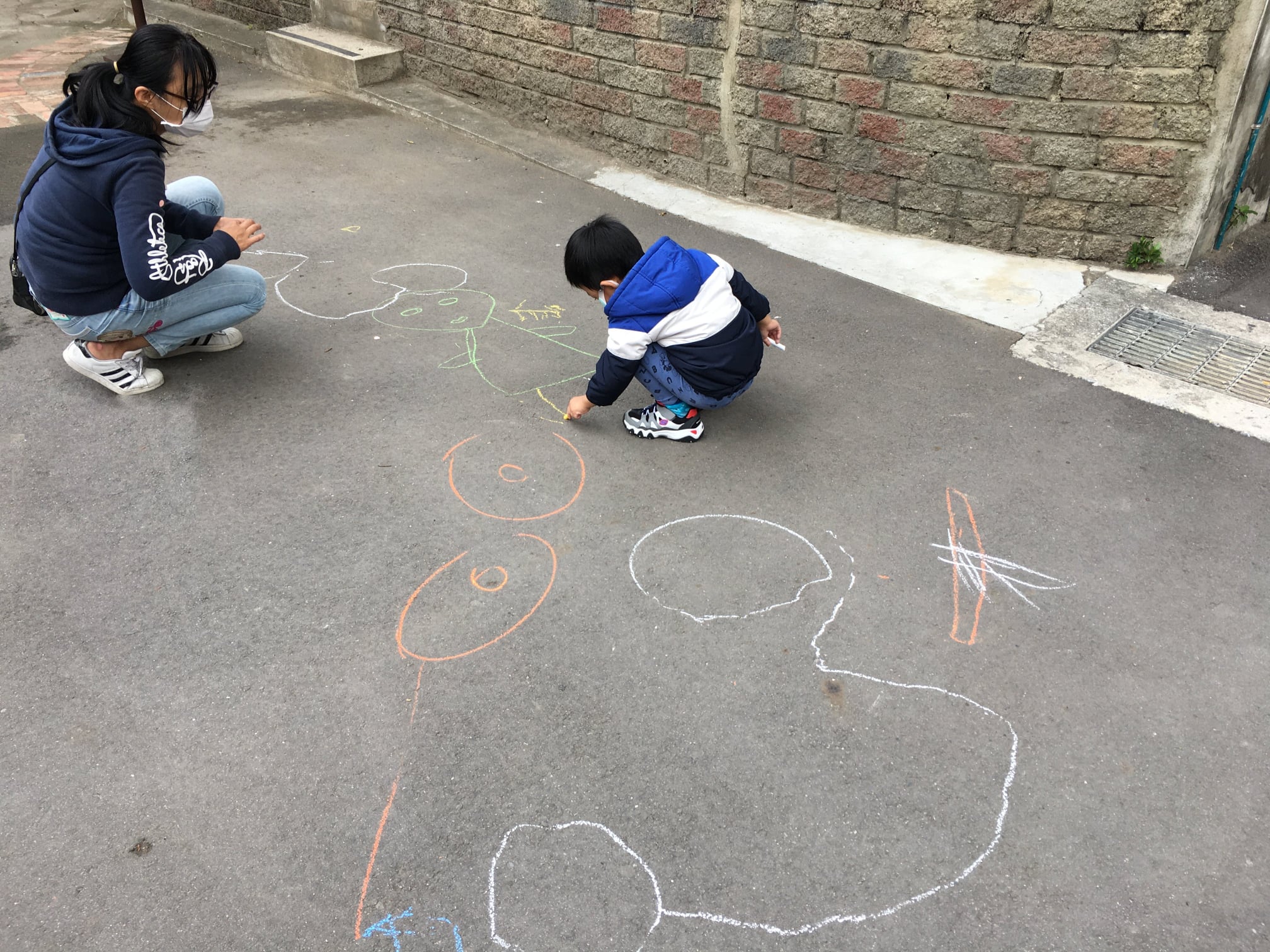 參與民眾領取粉筆到水井廣場地面，盡興畫出屬於自己的新春景象
