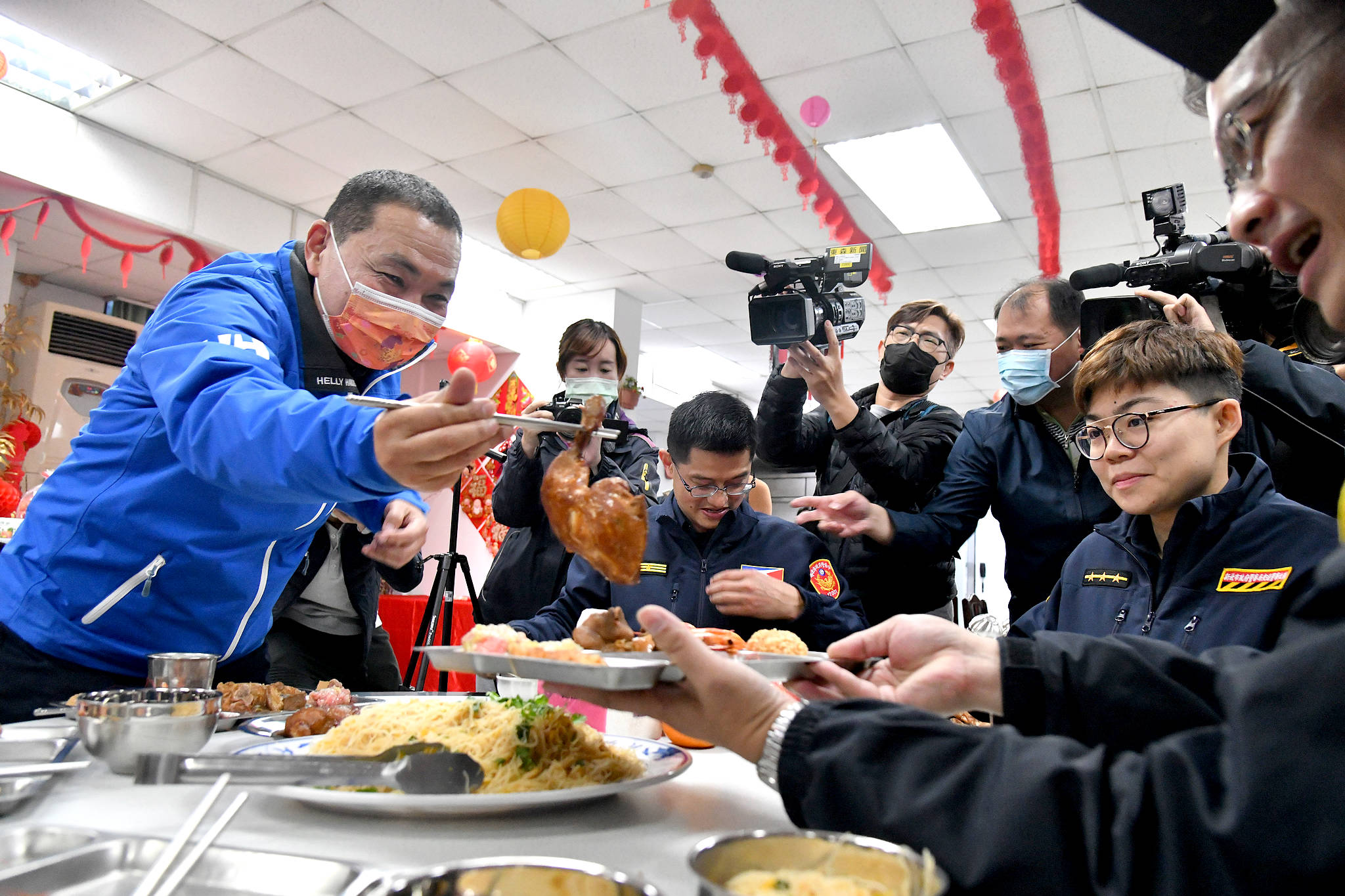 侯市長與保安大隊、交通大隊及婦幼隊隊員們共餐