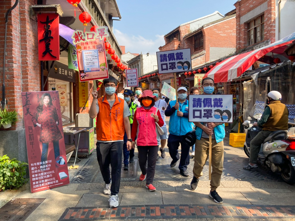 年初以來疫情逐漸升溫，經發局定期前往本市熱門觀光商圈，提醒商圈店家暫停試吃及定期消毒，讓大家可以安心遊