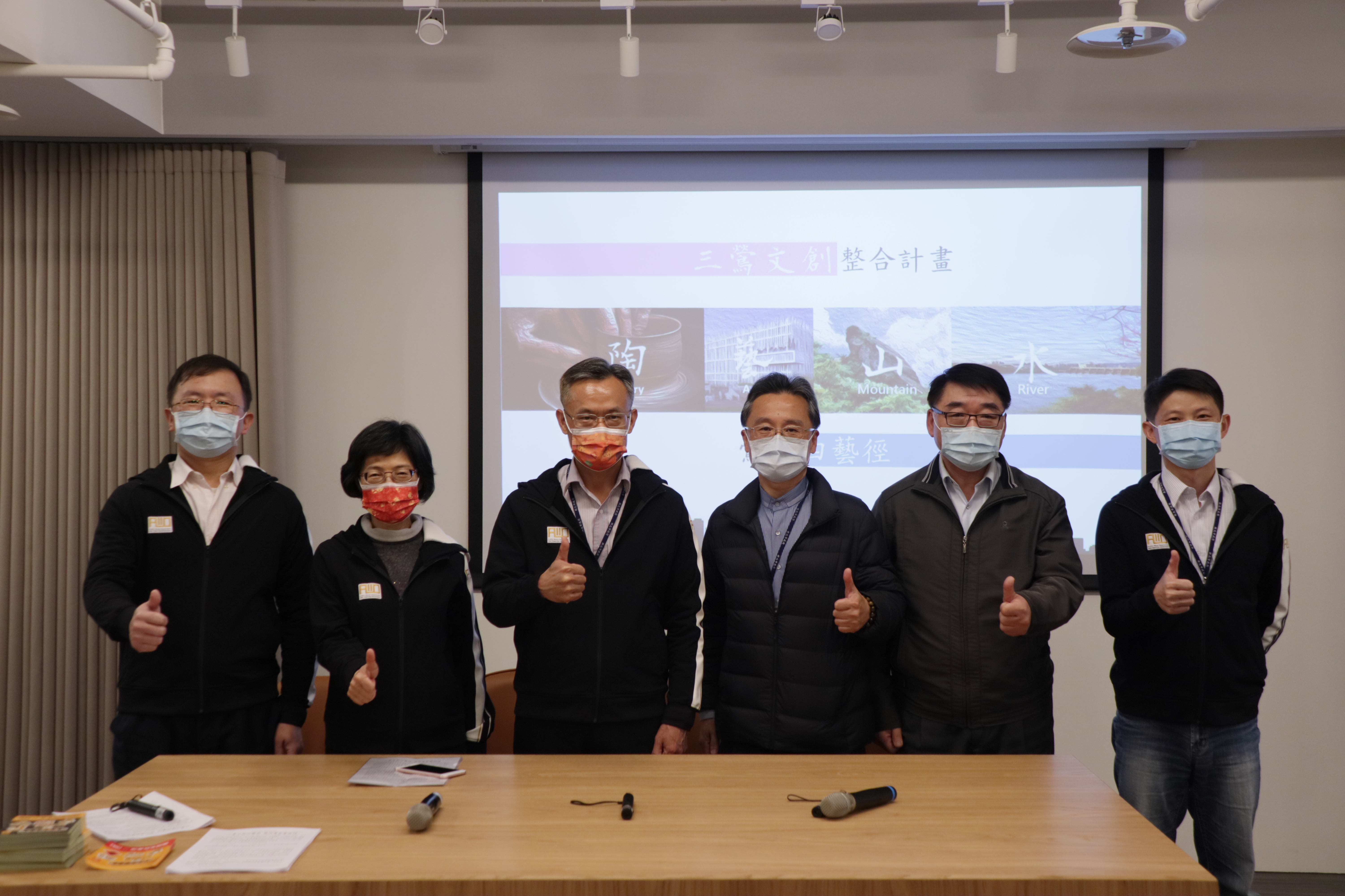 工務局長詹榮鋒（左三）率團隊主管對外說明三鶯文創專案陶、藝、山、水四藝徑內容。