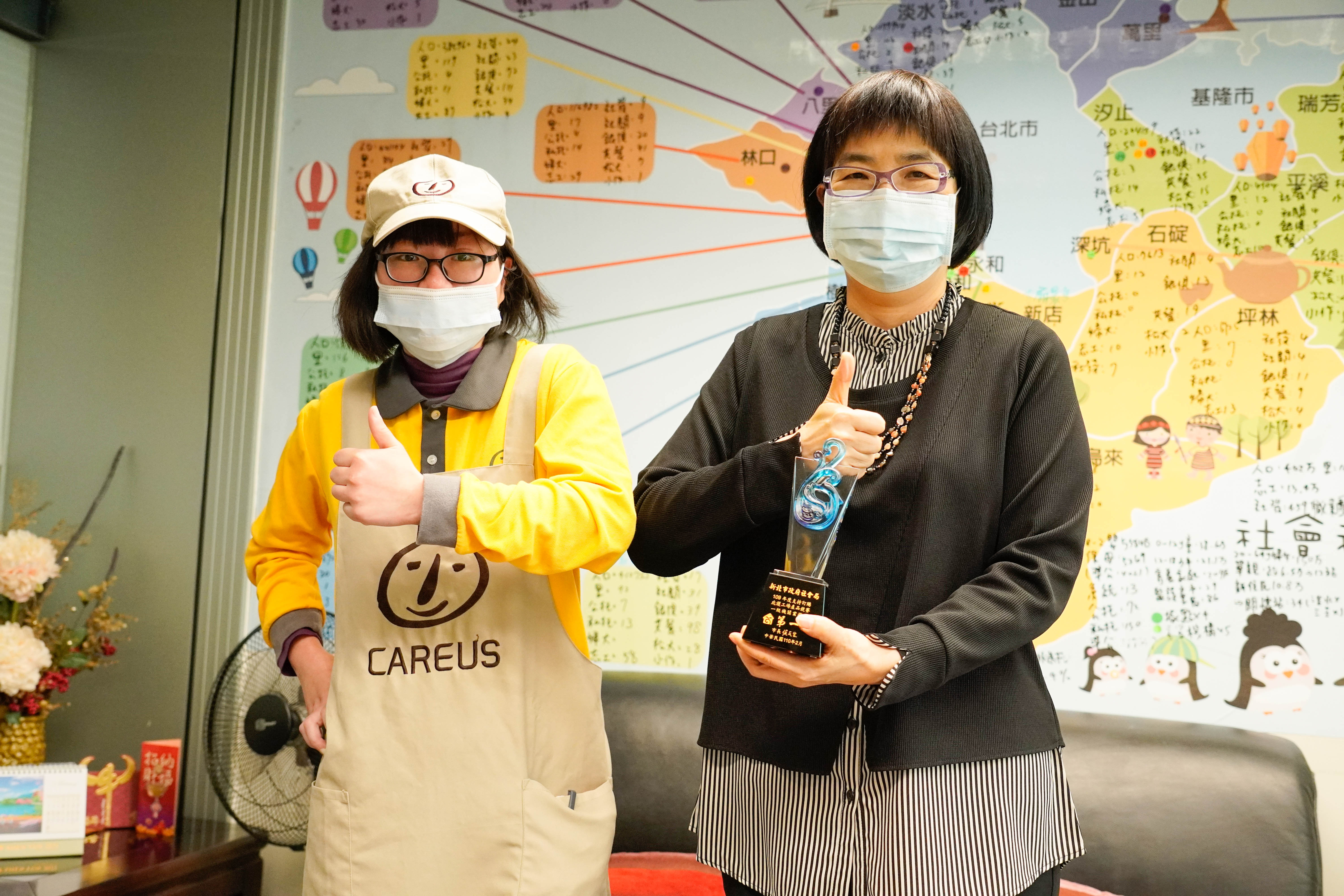 喜憨兒庇護小天使至社會局頒獎表示感謝，右為社會局長張錦麗，109年新北市府各機關採購庇護工場金額最高者為社會局
