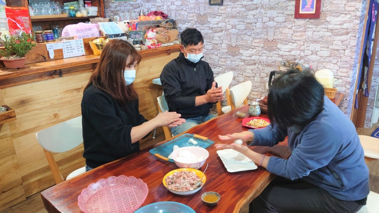 靠海生活黃吉安、安芯儀夫婦示範貢寮鮑湯圓製作。 