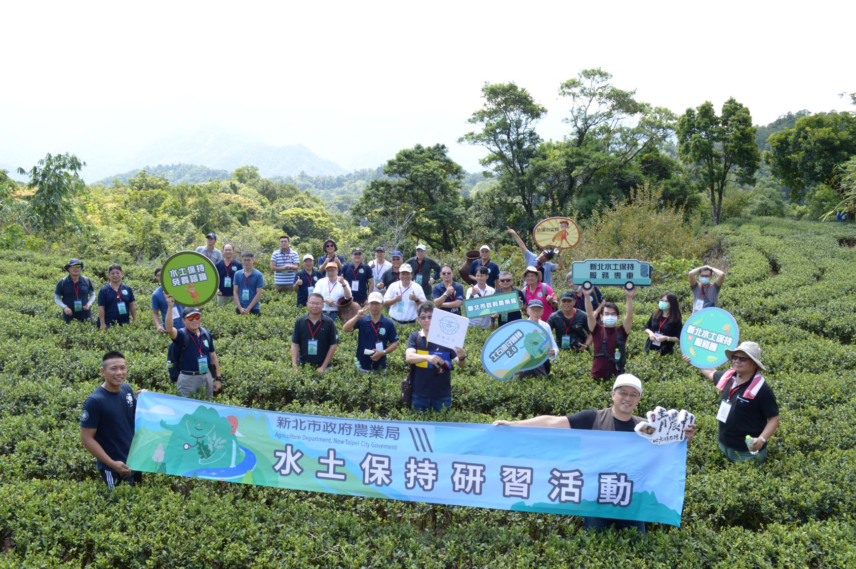 水土保持服務團前往坪林茶園與茶農分享茶園水土保持