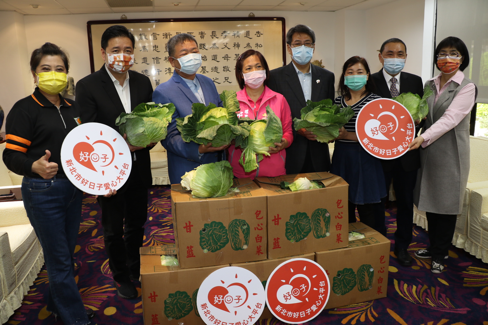蔣根煌議長和林金結議員（左3、2）合力捐贈600箱高麗菜  侯友宜市長（右2）也到場鼓勵