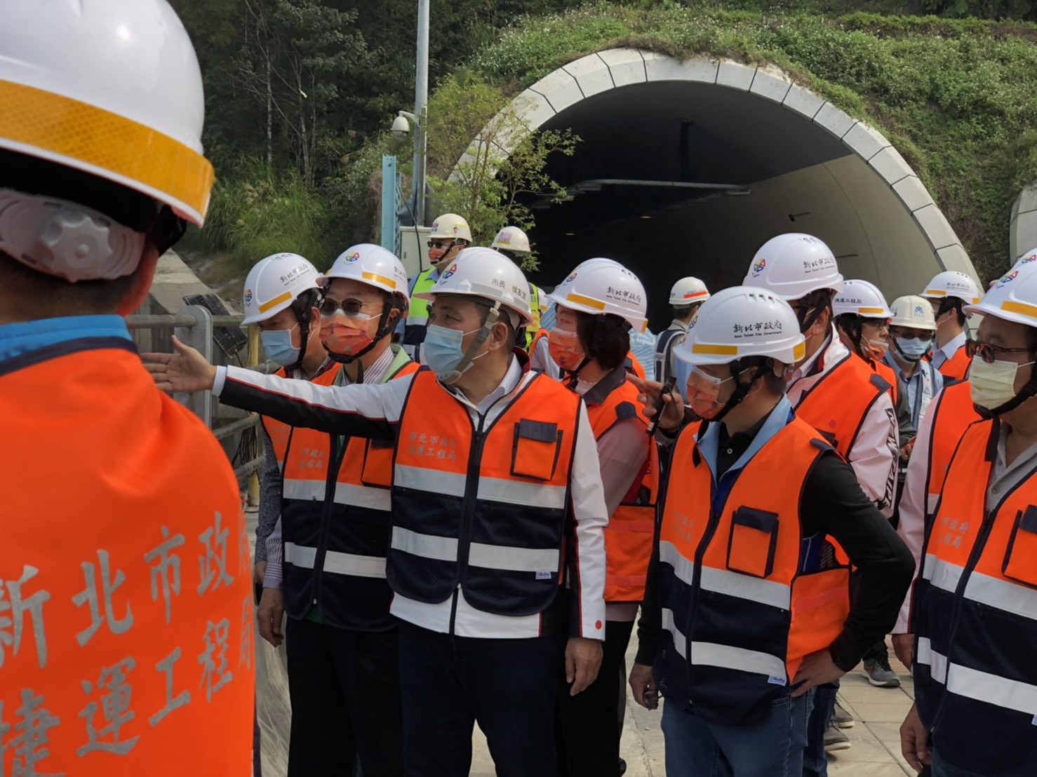 侯市長視察安坑輕軌施工進度