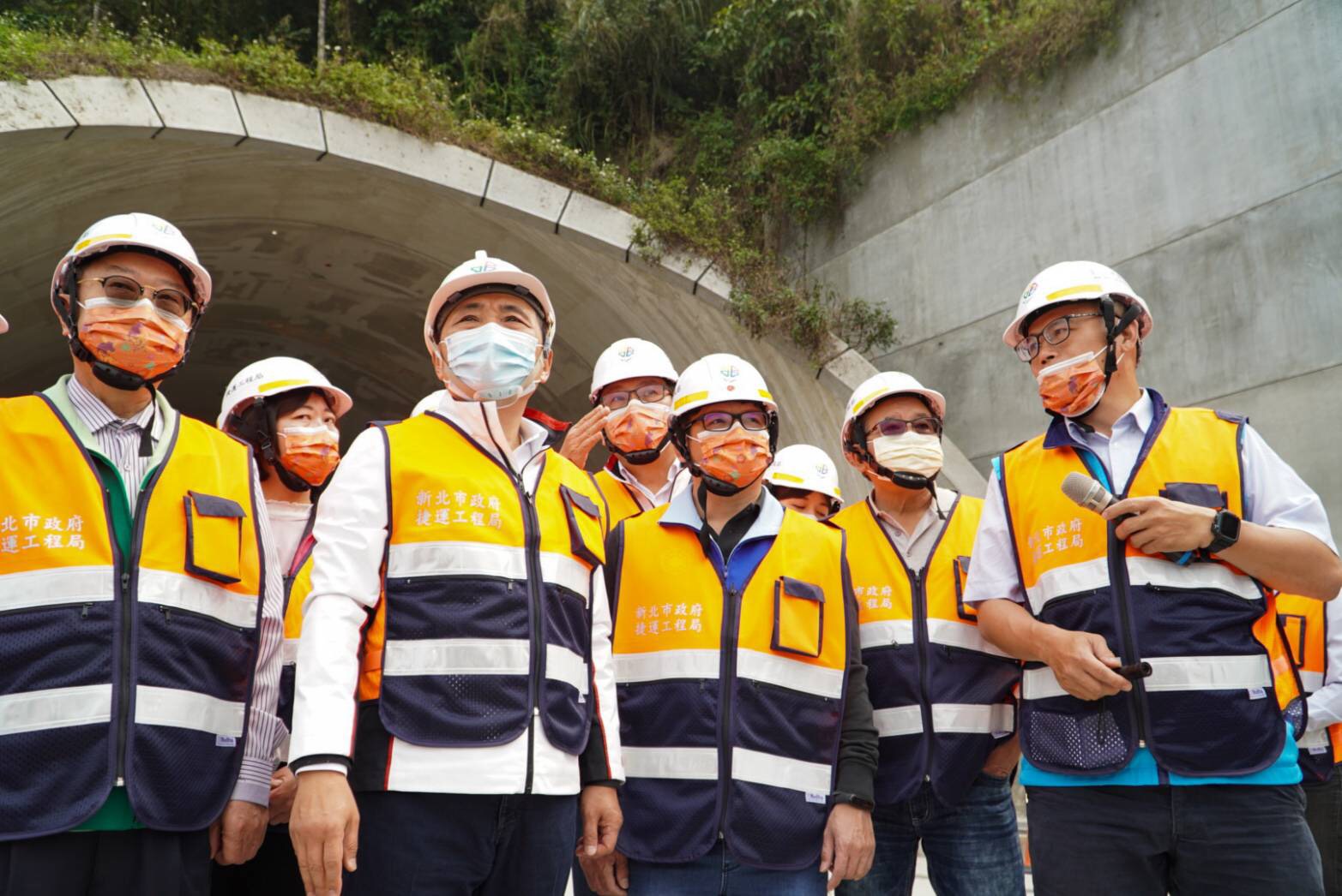 侯市長聽取捷運局解說安坑輕軌軌道材料及施工法