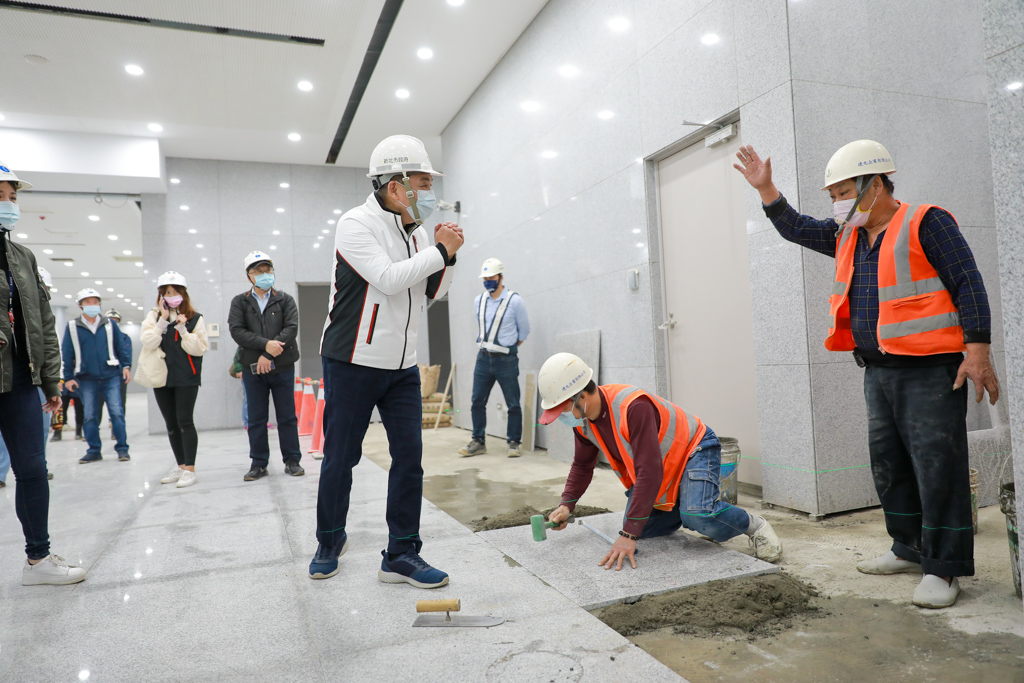 侯友宜市長前往新店寶高智慧園區視察工程進度，慰問辛苦的工程人員