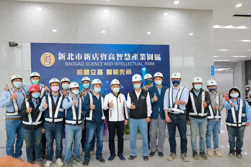 侯友宜市長與工程人員合影