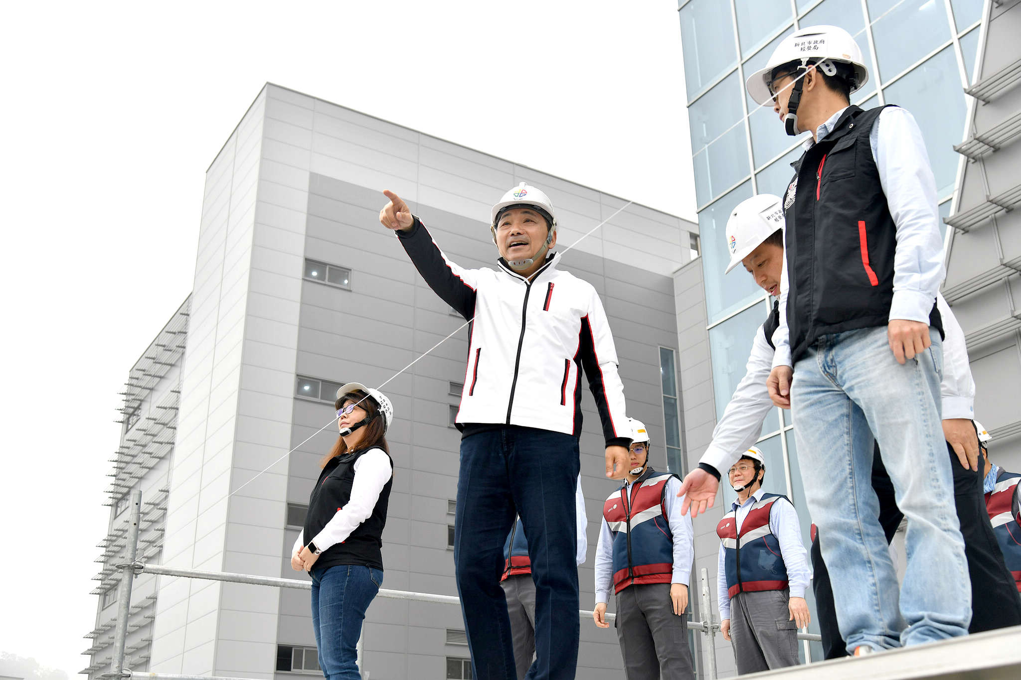 侯友宜市長說，寶高智慧產業園區第1期有2.4萬樓地板面積，主要以AI、5G、智慧製造、綠能及數位健康等產業為主軸，提供72個廠房、5個研發中心及育成中心，年產值將達128億元，可創造超過9,200個工作機會。
