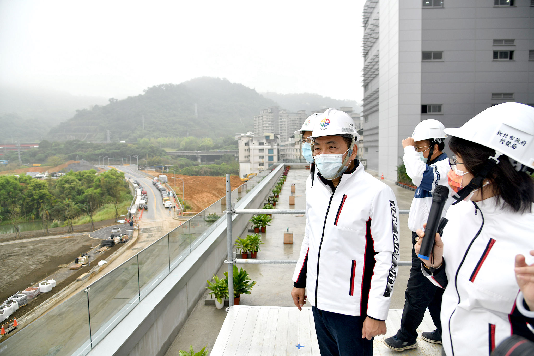 侯友宜市長上午前往新店寶高智慧園區視察工程基地及進度。