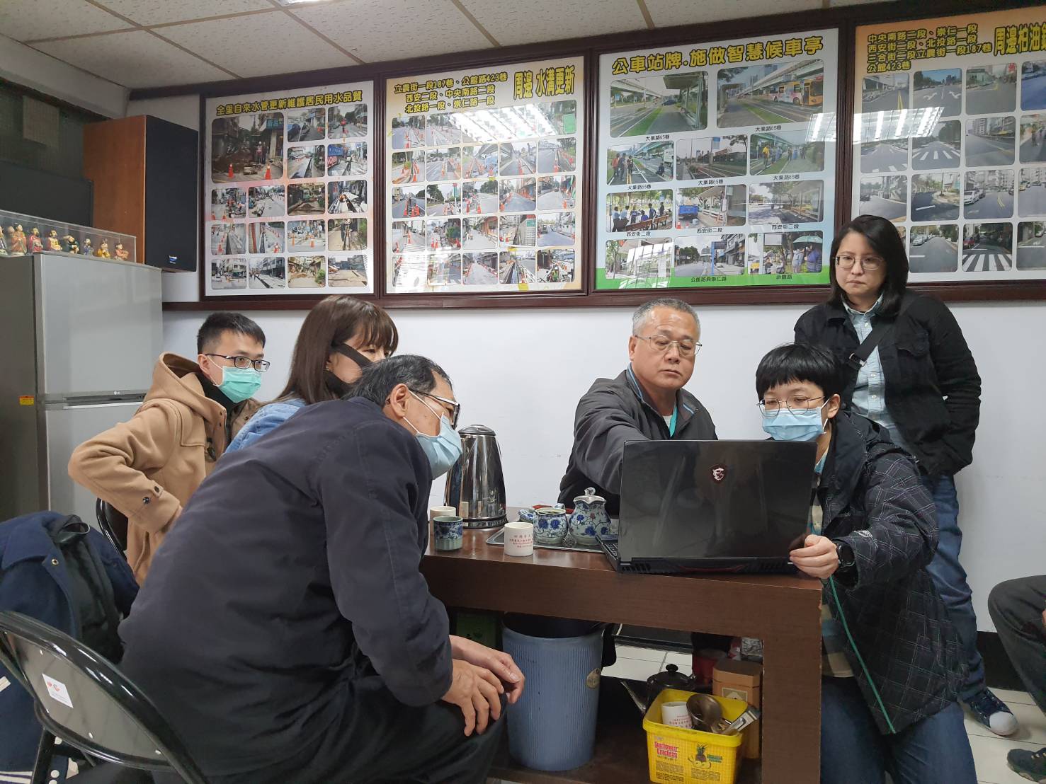 新北市新工處正工程司洪意晴（右前一）以淡北道路自製影片向北投區里長說明淡北道路的配套措施，雙北共同解決兩市交通問題