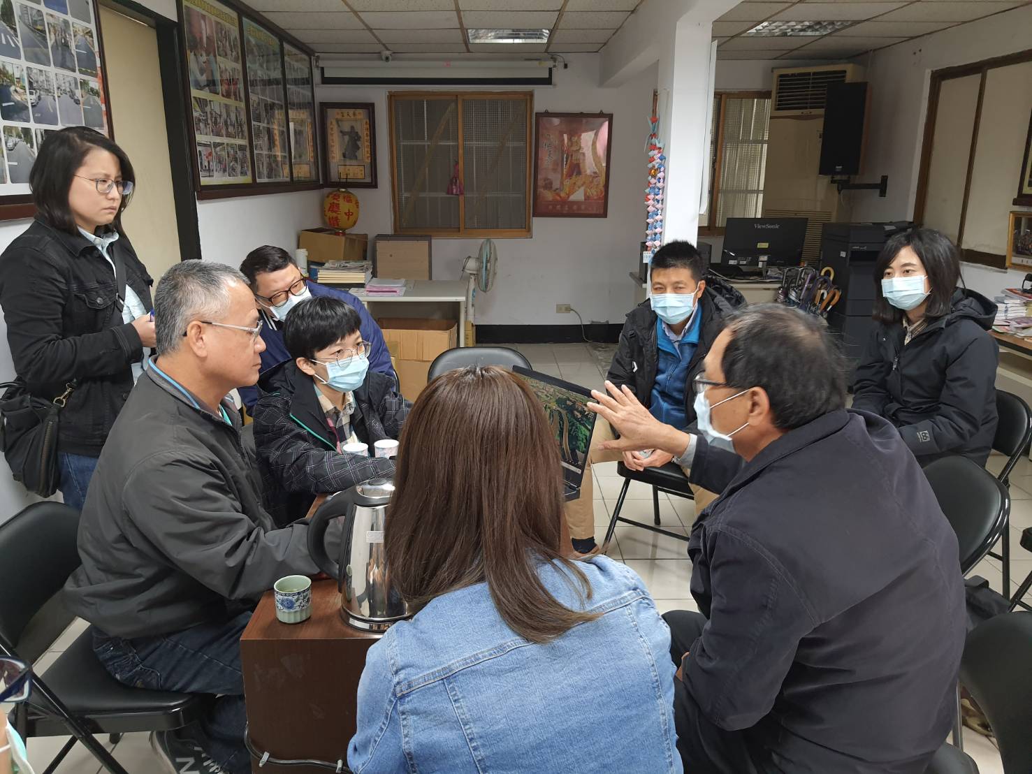 新工處總工程司李仲昀（右三）率領新北市團隊，向台北市里長說明淡北道路興建後雙北共同解決兩市交通問題。