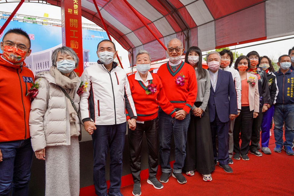 與會貴賓合影(左3：新北市侯友宜市長、創辦人夫人蘇法昭女士及創辦人王建煊先生)