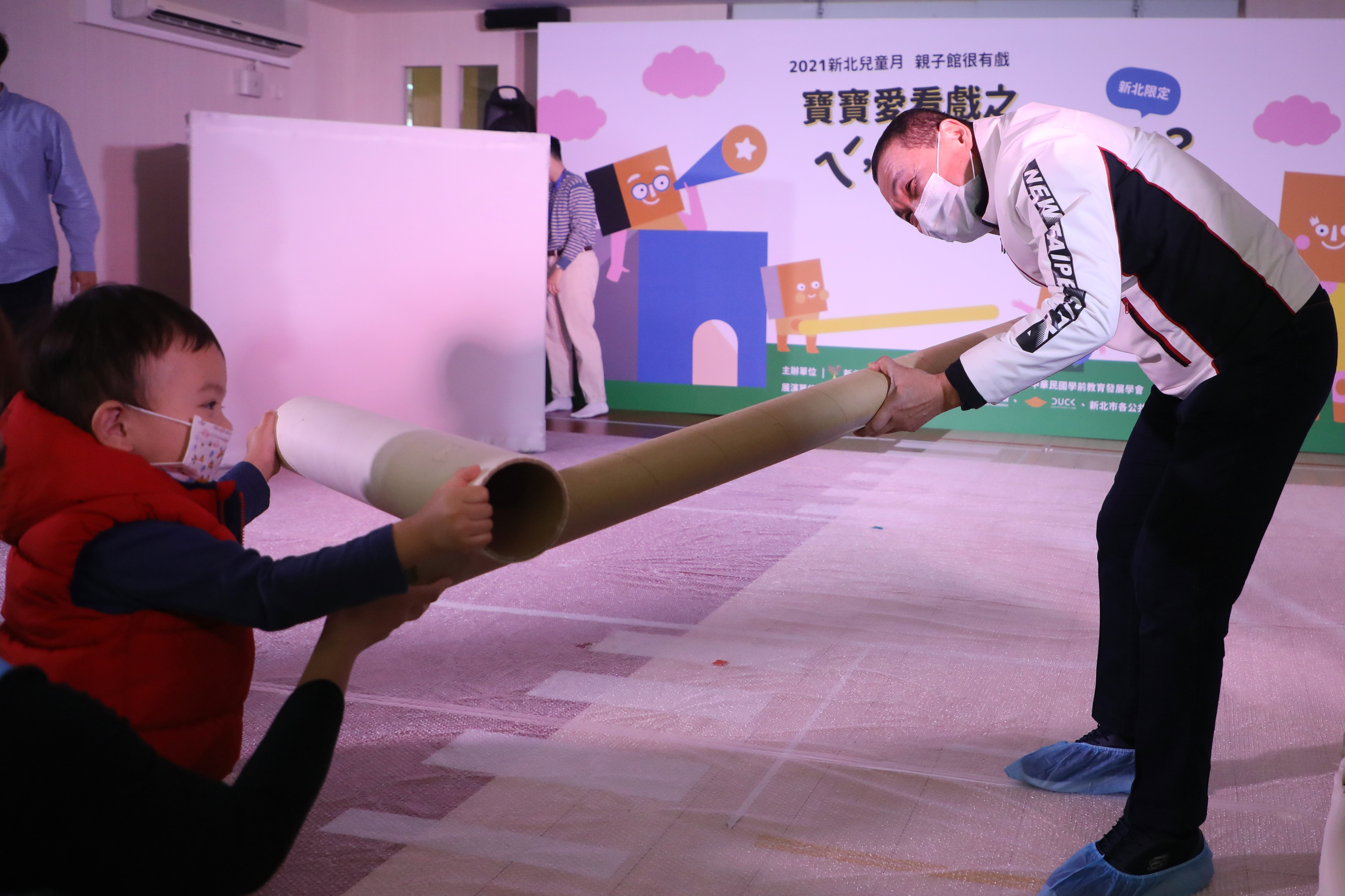 新北市公托中心親子館兒童月首場演出，侯友宜市長與小朋友互動遊樂