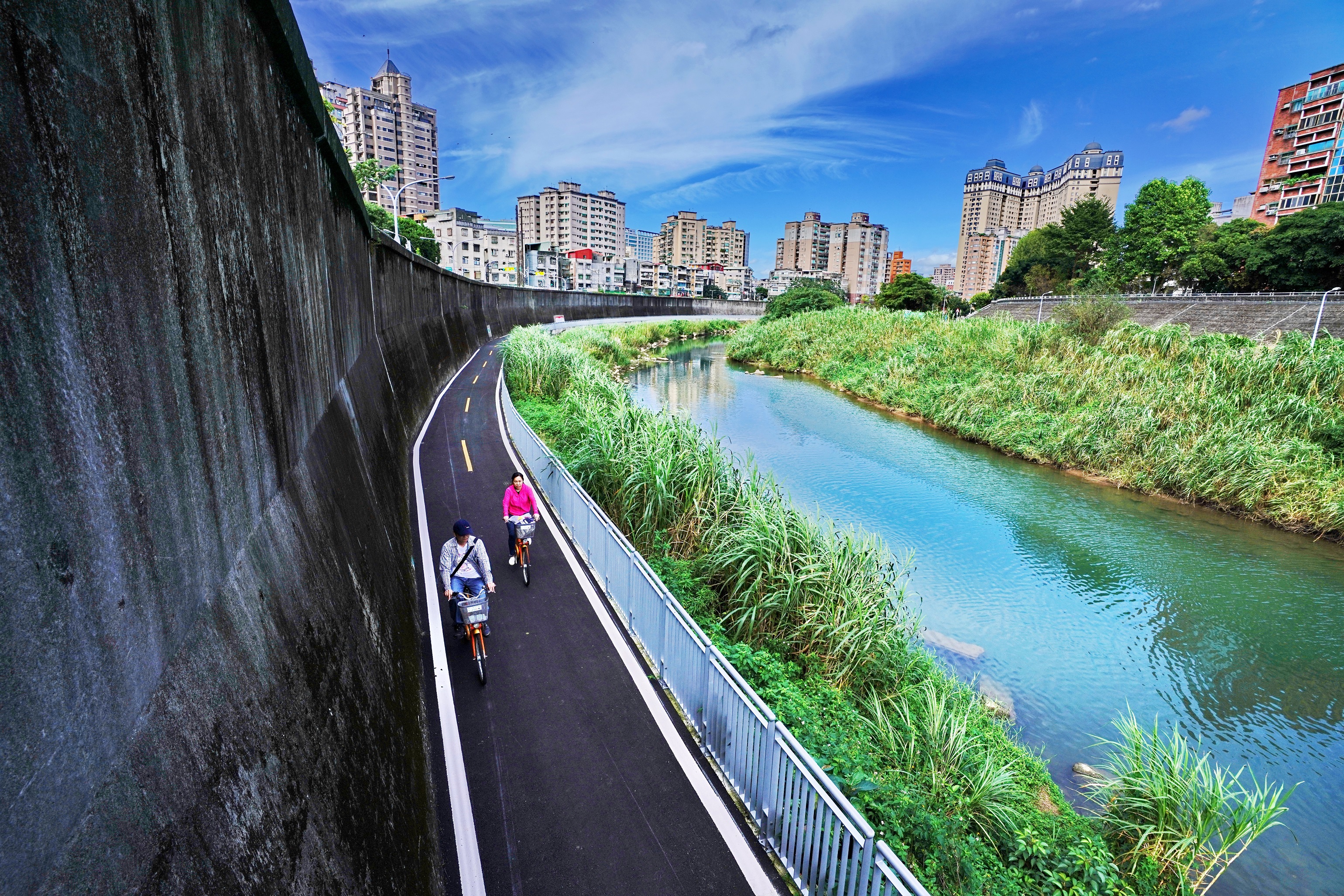 新北市政府高灘地工程管理處同時提醒民眾，河濱自行車道屬河川區域，應注意沿線指示及警告標誌，於颱風、超大豪雨期間應配合封閉規定，切勿因美景而疏忽安全