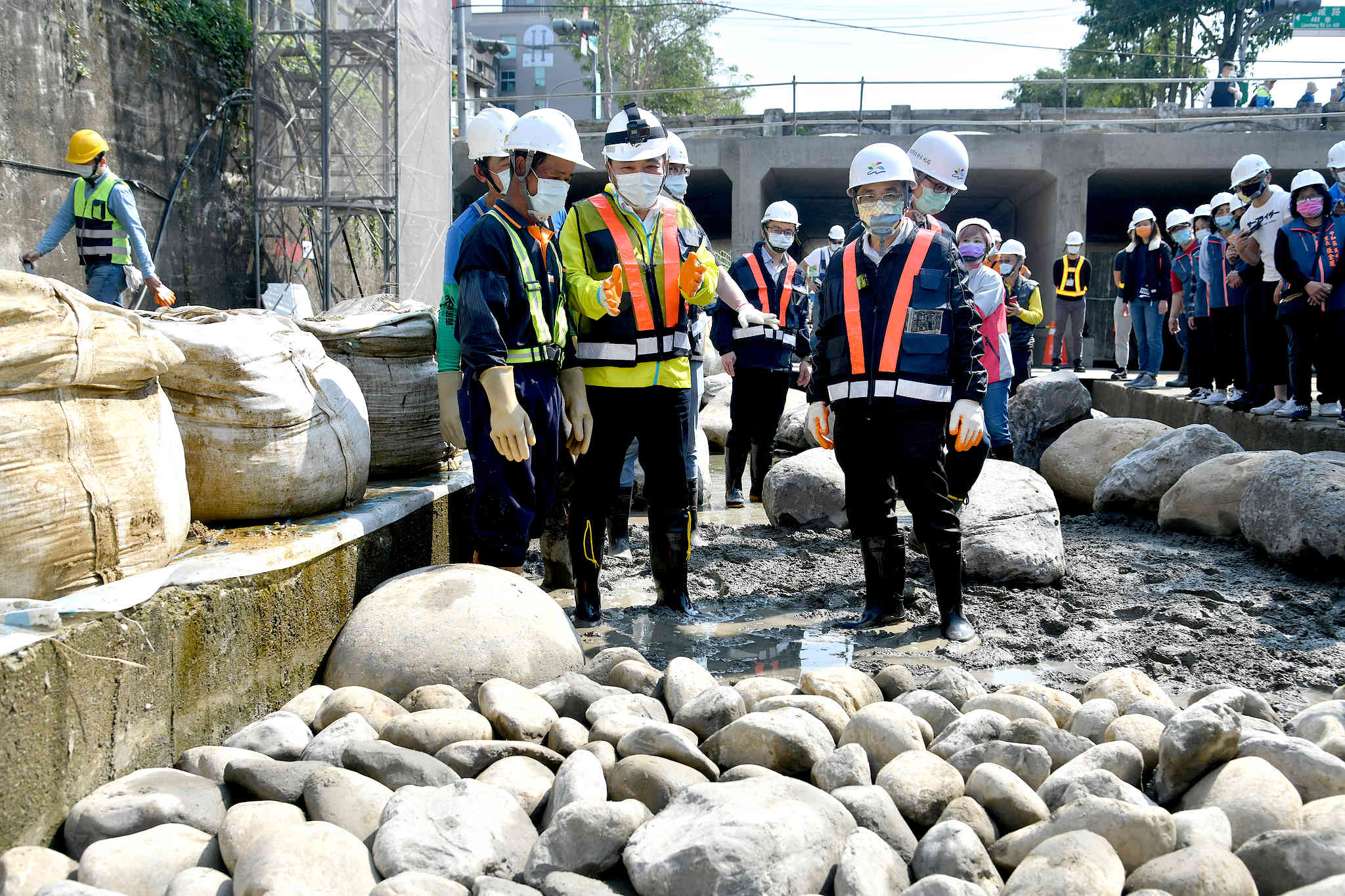 新北市長侯友宜今(11)早視察中和藤寮坑溪排水工程，並體驗人工砌石。