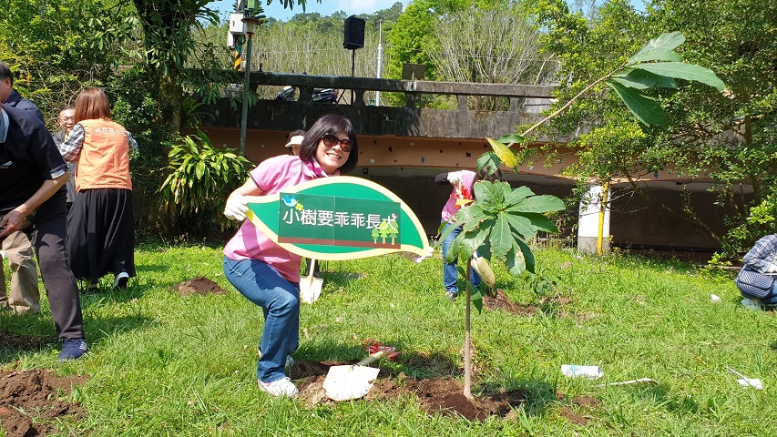 周慶珍區長喜迎60株穗花棋盤腳入住長廊水岸