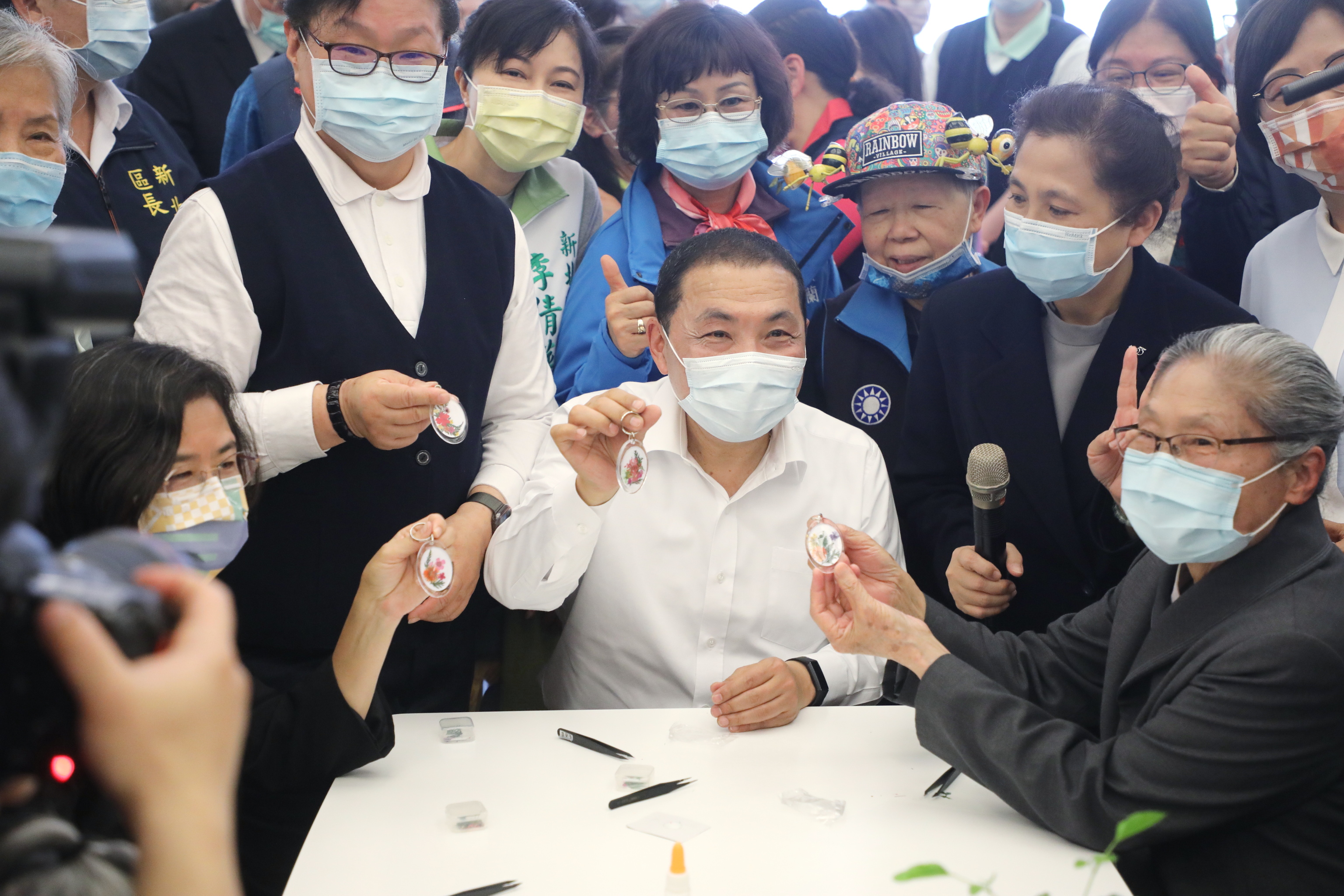 新北市第50至52間公共托老中心開幕，侯友宜市長體驗長者DIY活動