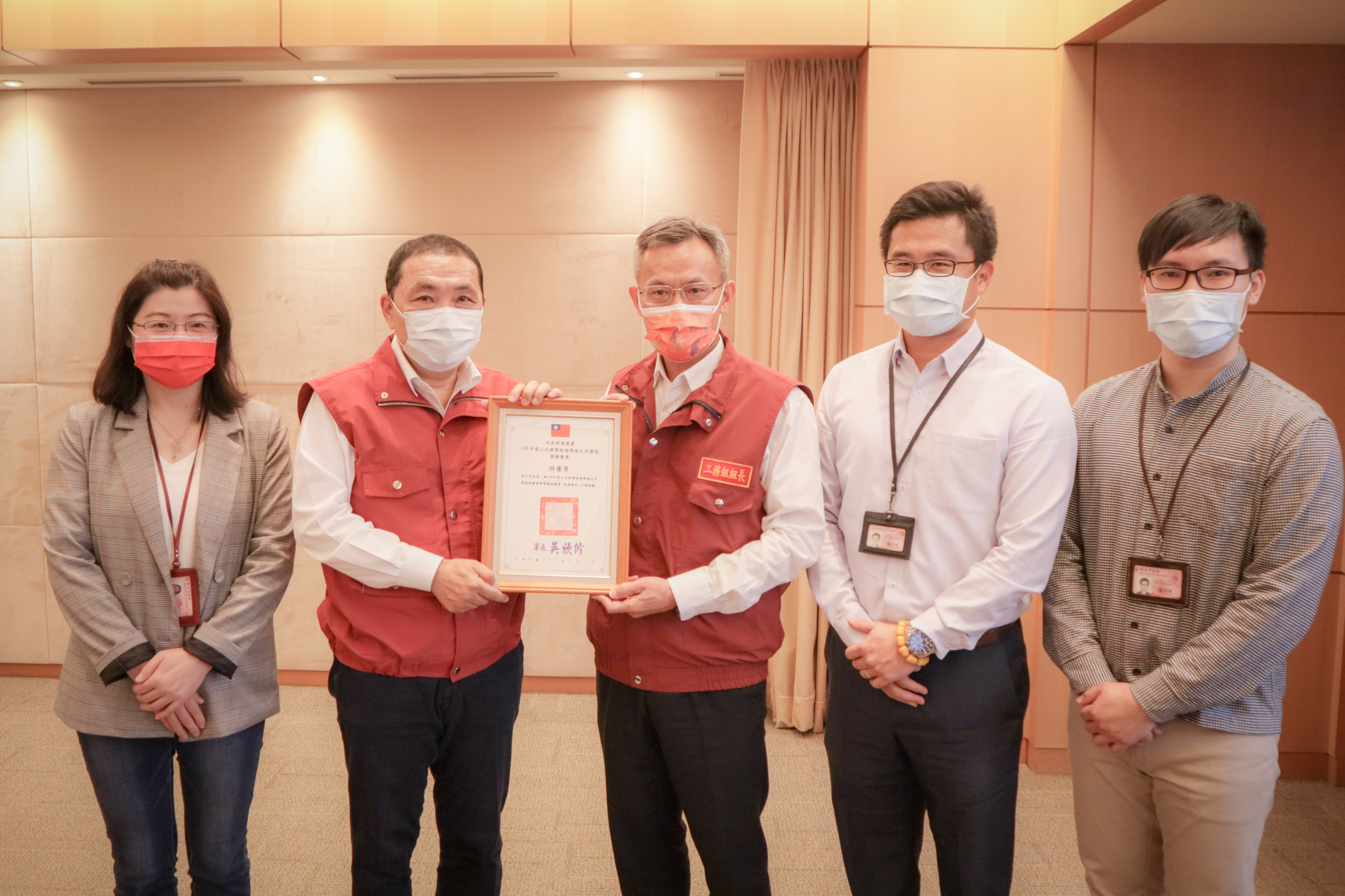 新北市政府連續7年蟬聯全國無障礙環境第一名，今天由工務局長詹榮鋒（中），率使用管理科長陳德儒（右二）和負責同仁在市政會議中，一起將這項榮耀獻給市長侯友宜。